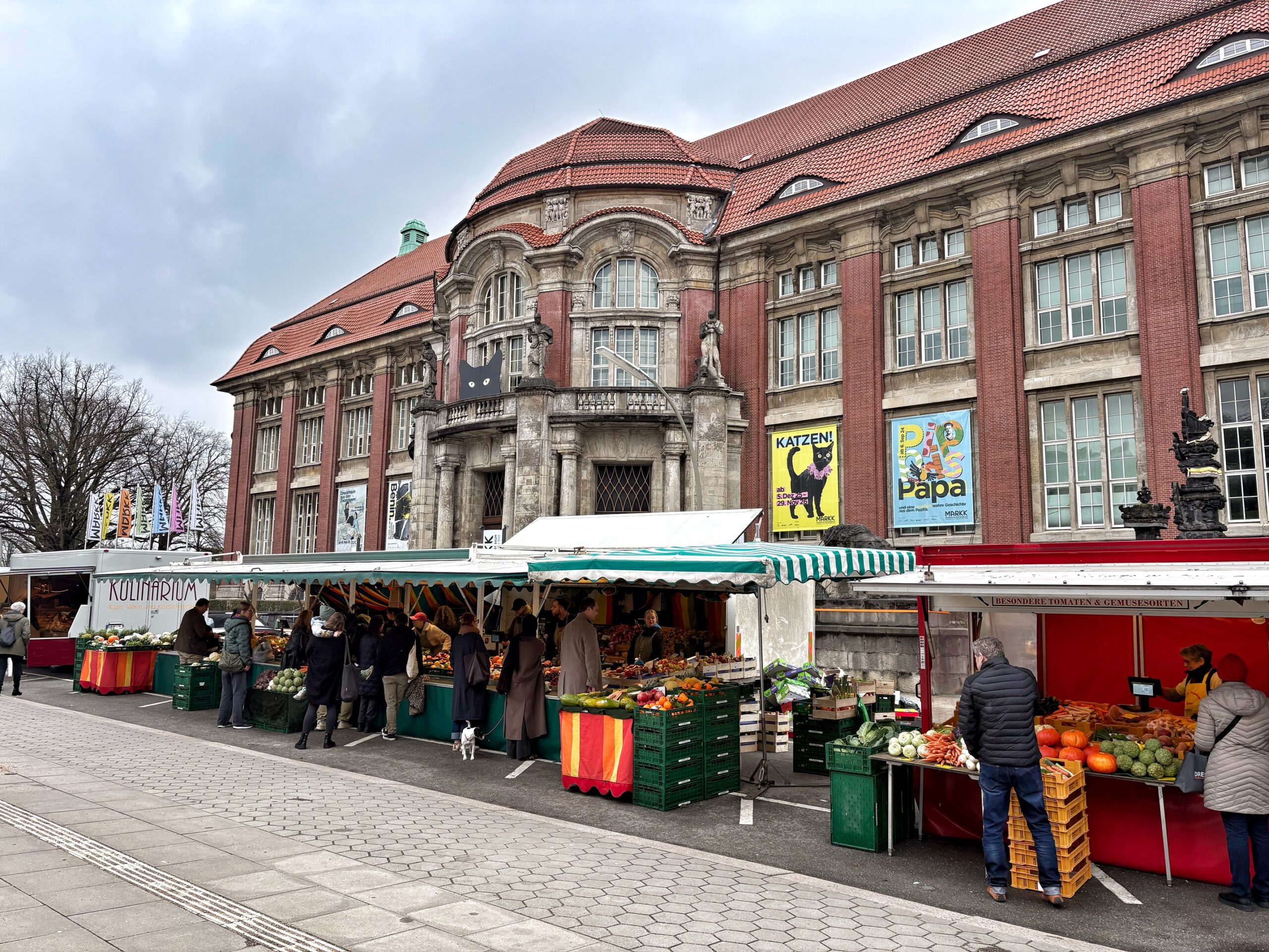 Wochenmarkt vor dem Museum am Rothenbaum (MARKK)