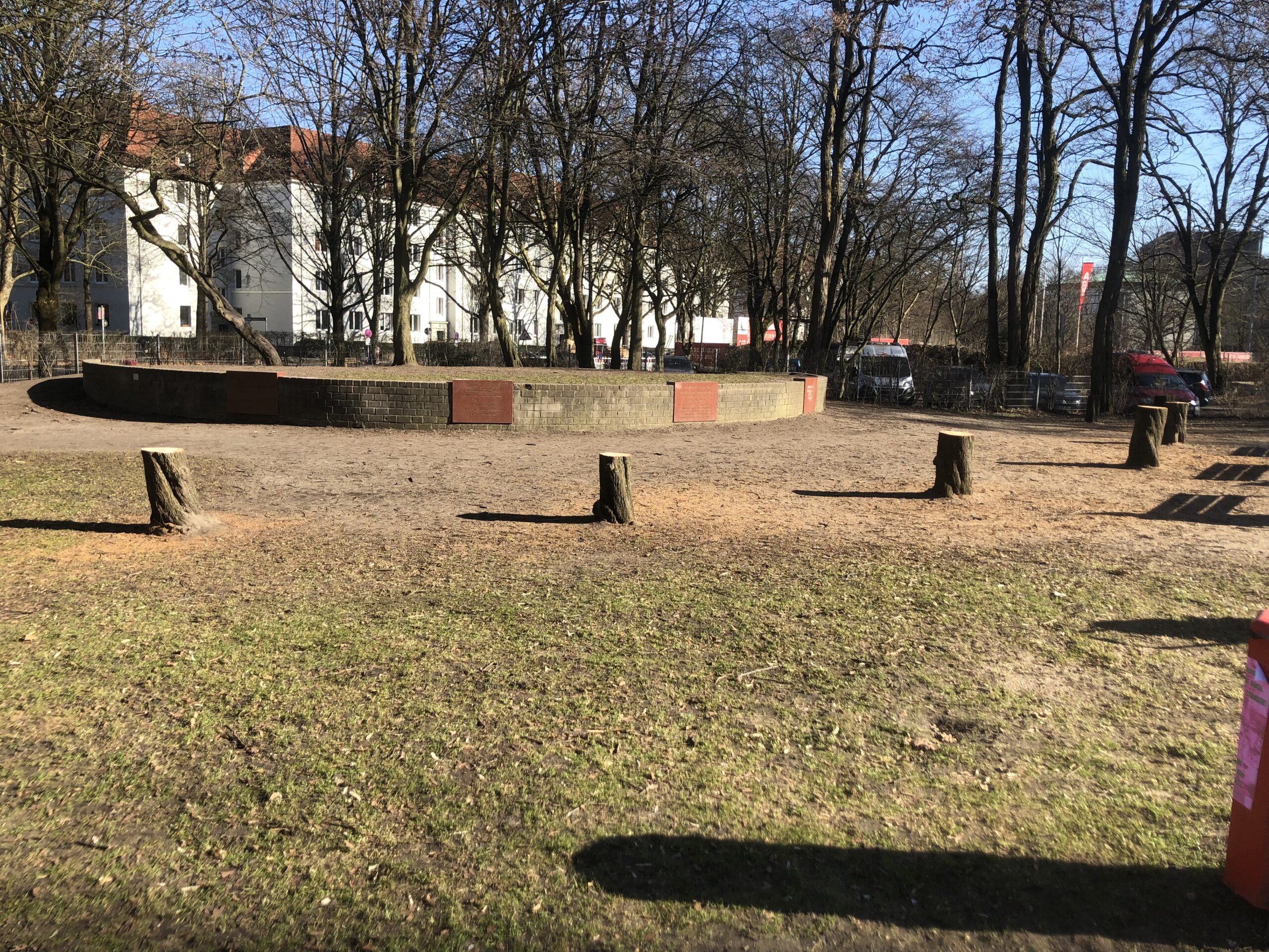 Nur noch Stümpfe sind von den einst prächtigen Kirschpflaumen am Kaiser-Friedrich-Ufer übrig.