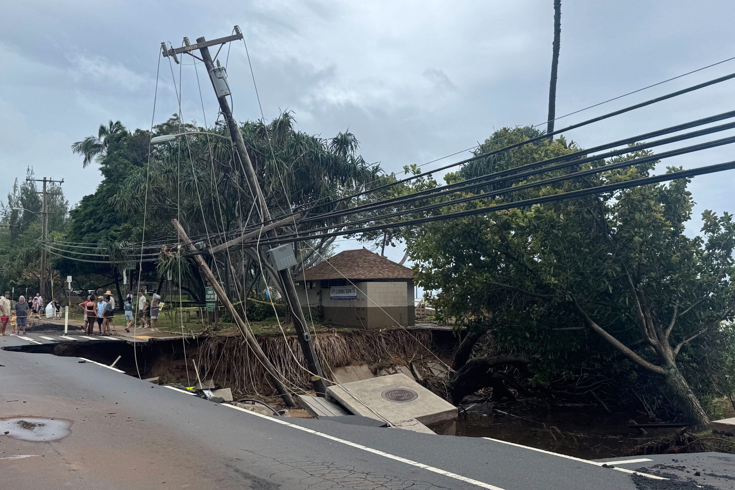 Eine weggebrochene Straße auf Hawaii.