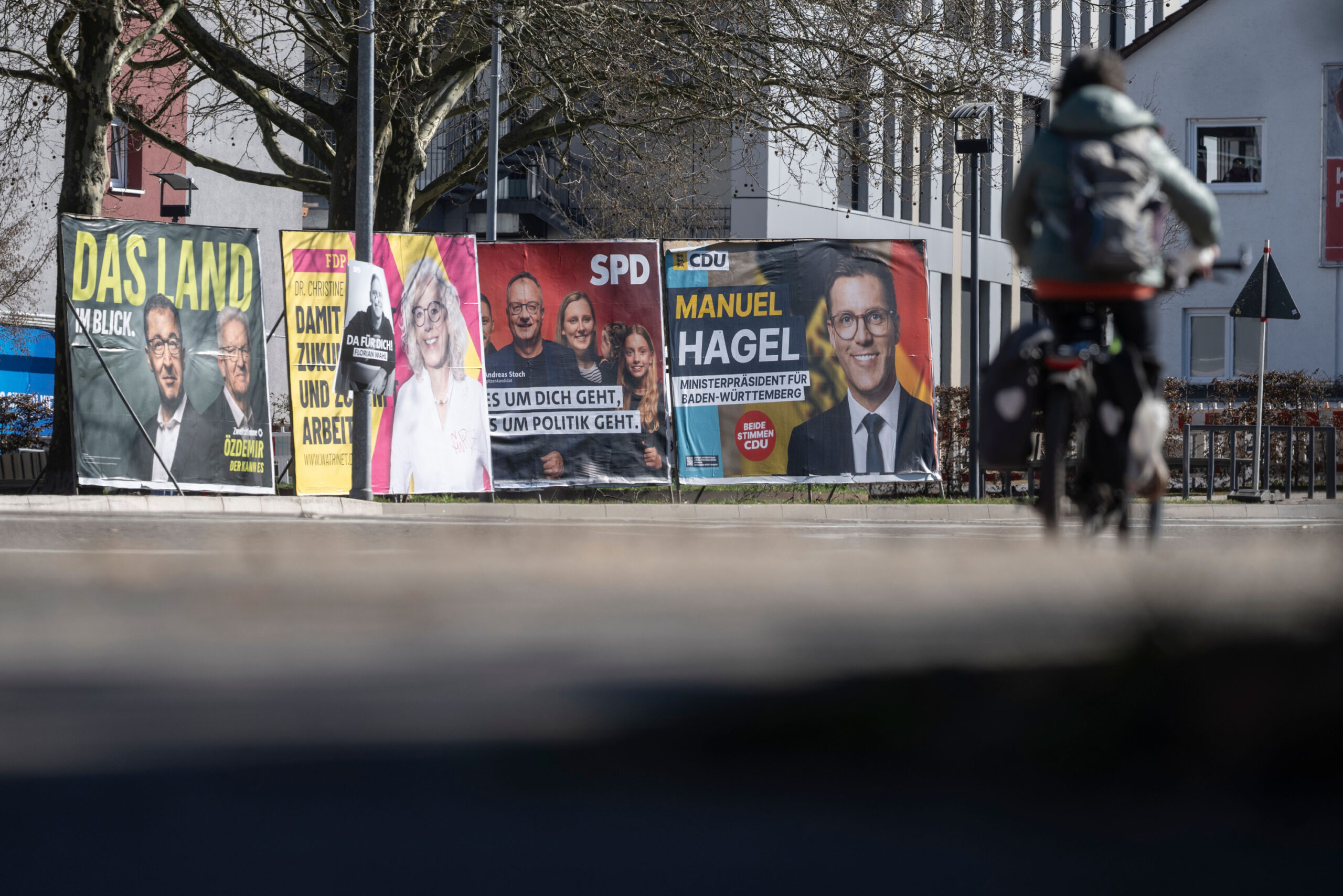 Wahlplakate zur Landtagswahl in Baden-Württemberg sind an einer Straße in Böblingen zu sehen.