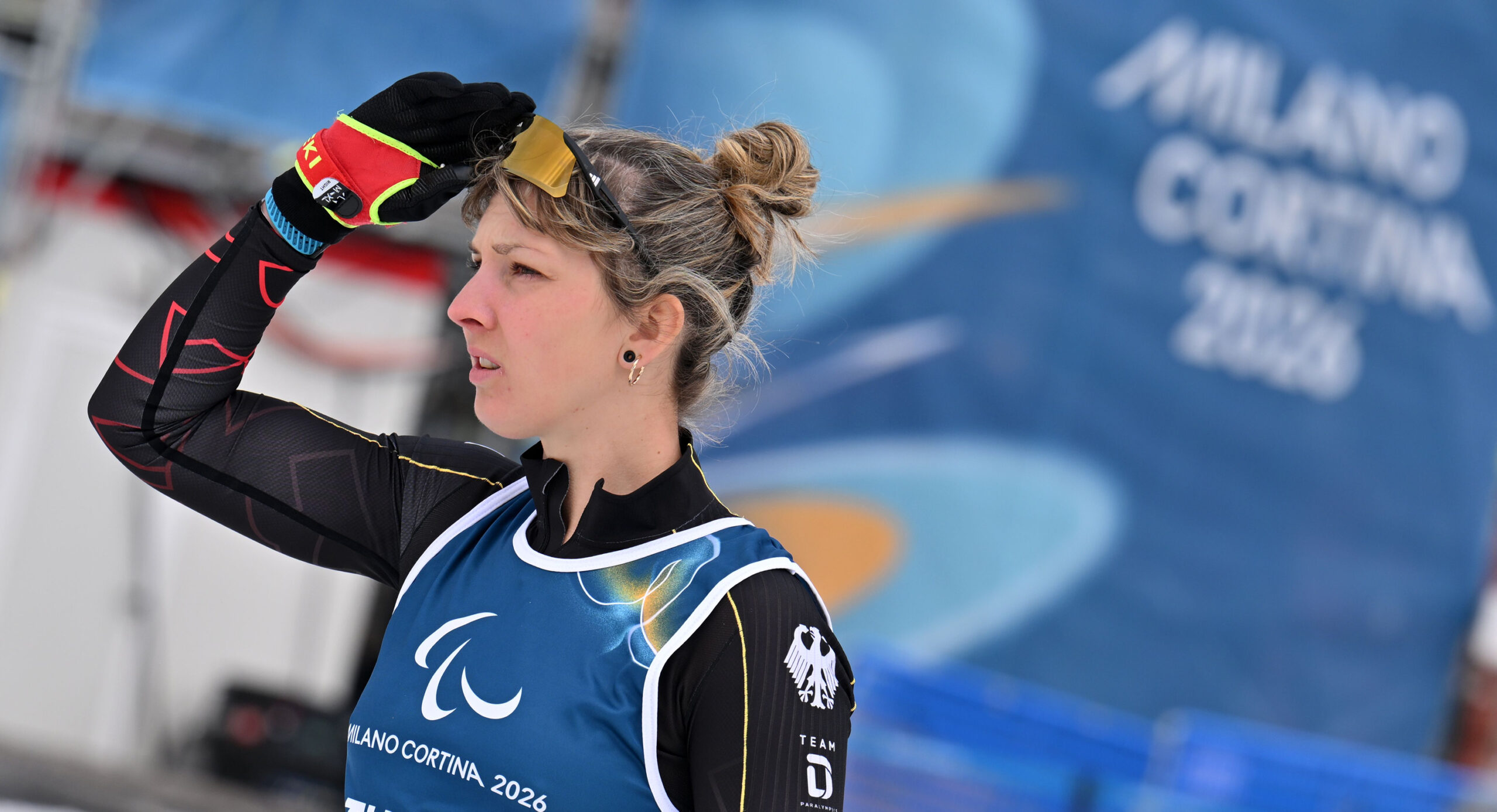 Kathrin Marchand schiebt die Sonnenbrille hoch und schaut in die Ferne.