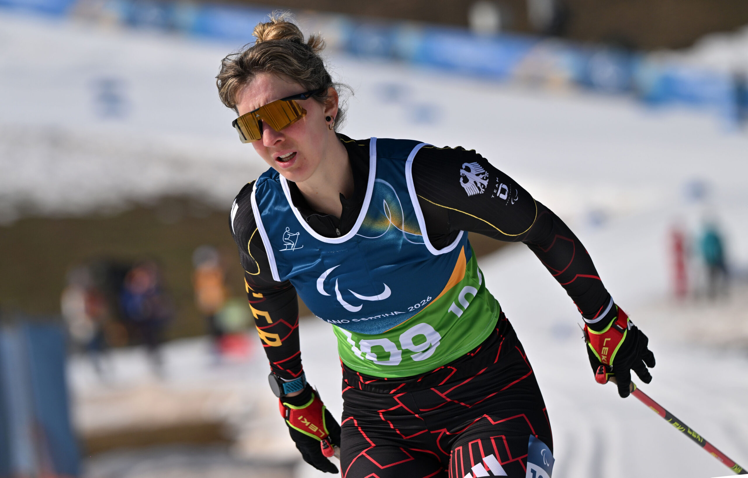 Kathrin Marchand angestrengt auf der Loipe der Paralympics in Cortina