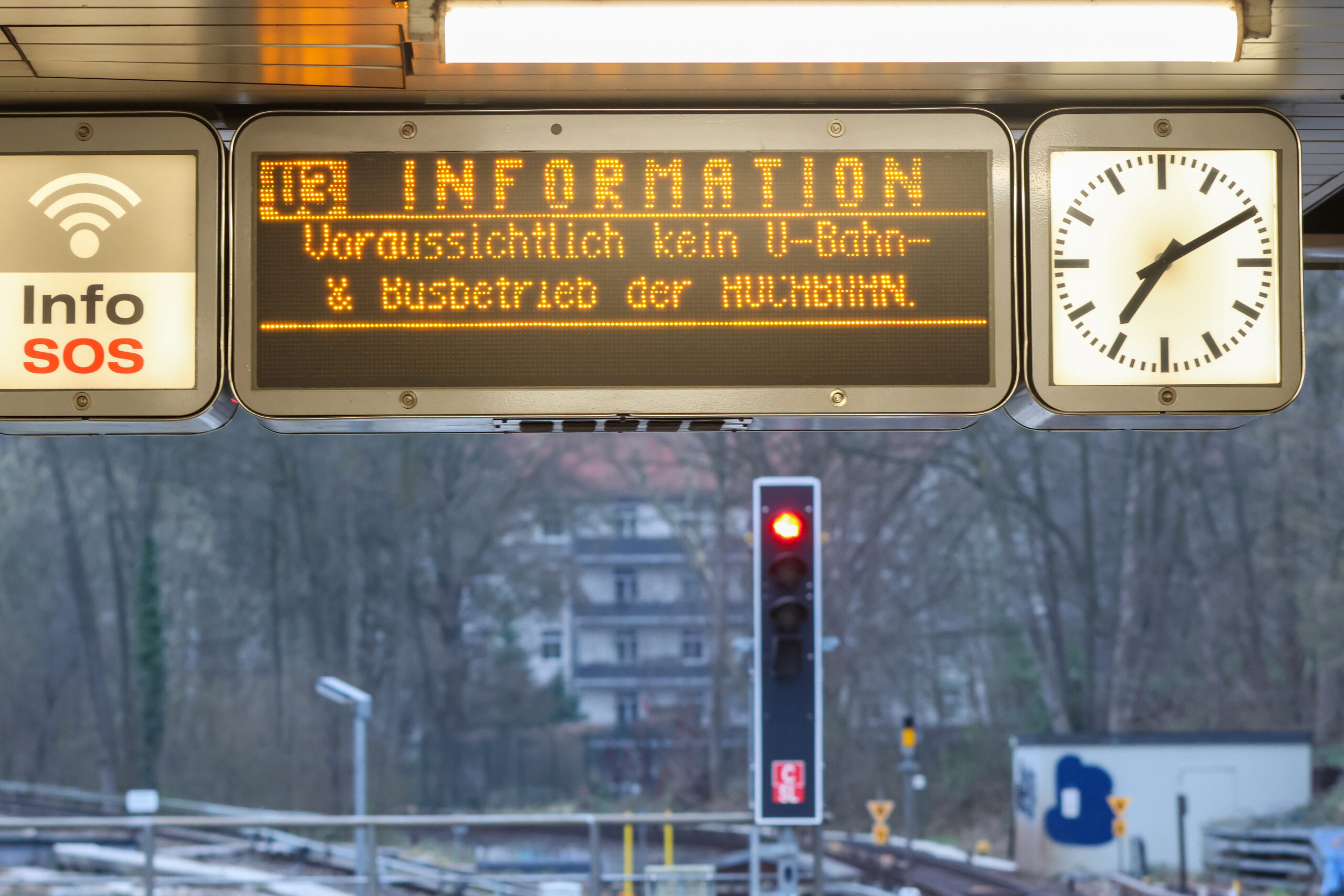 Schon zum achten Mal im aktuellen Tarifstreit stehen Busse und U-Bahnen in Hamburg still.