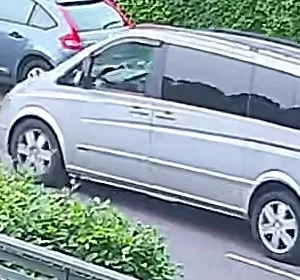 Ein silberner Mercedes Viano