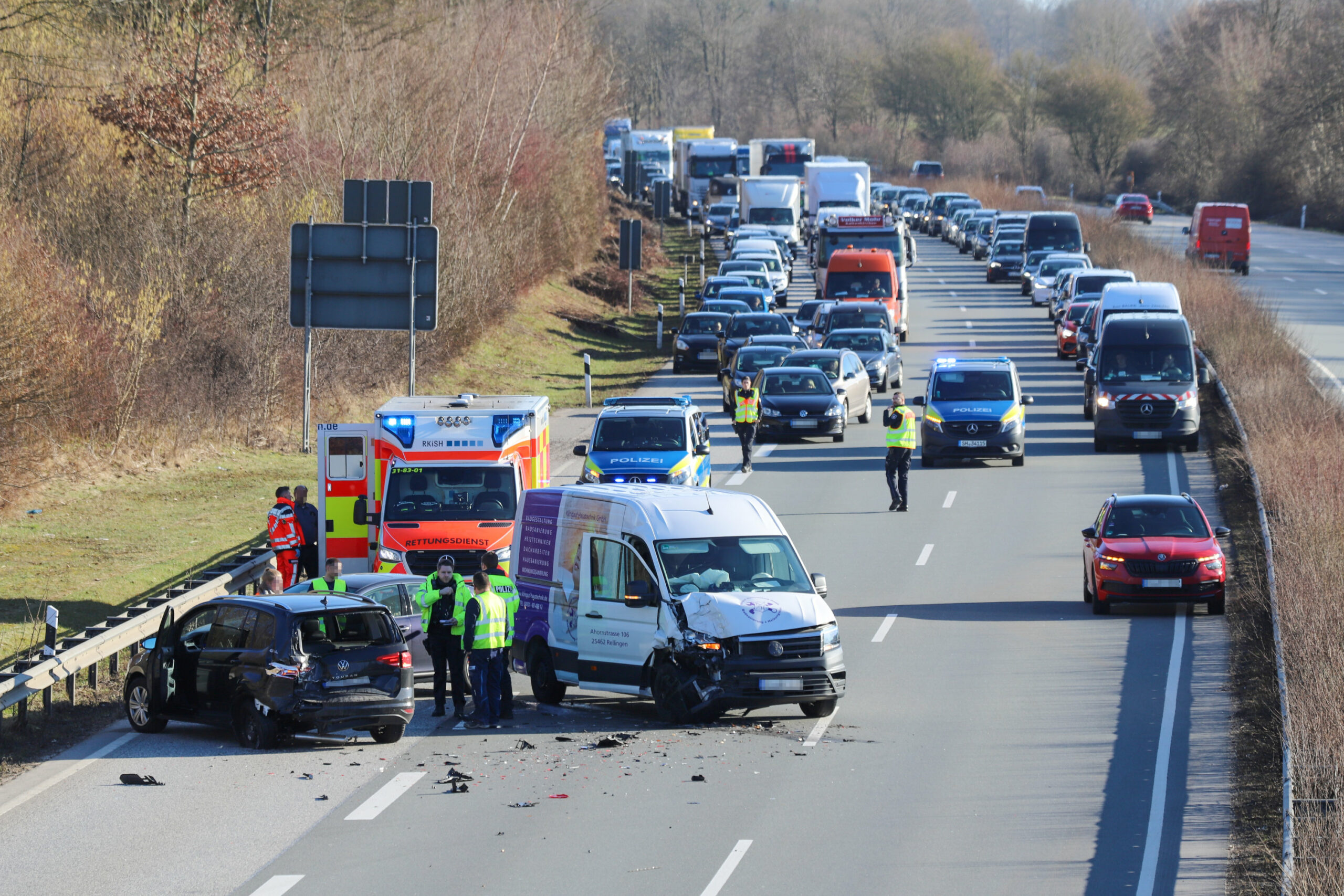 Die A23 ist nach einem schweren Unfall zwischen Tornesch und Elmshorn in Richtung Norden voll gesperrt.