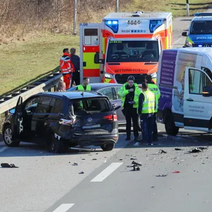 Die A23 ist nach einem schweren Unfall zwischen Tornesch und Elmshorn in Richtung Norden voll gesperrt.