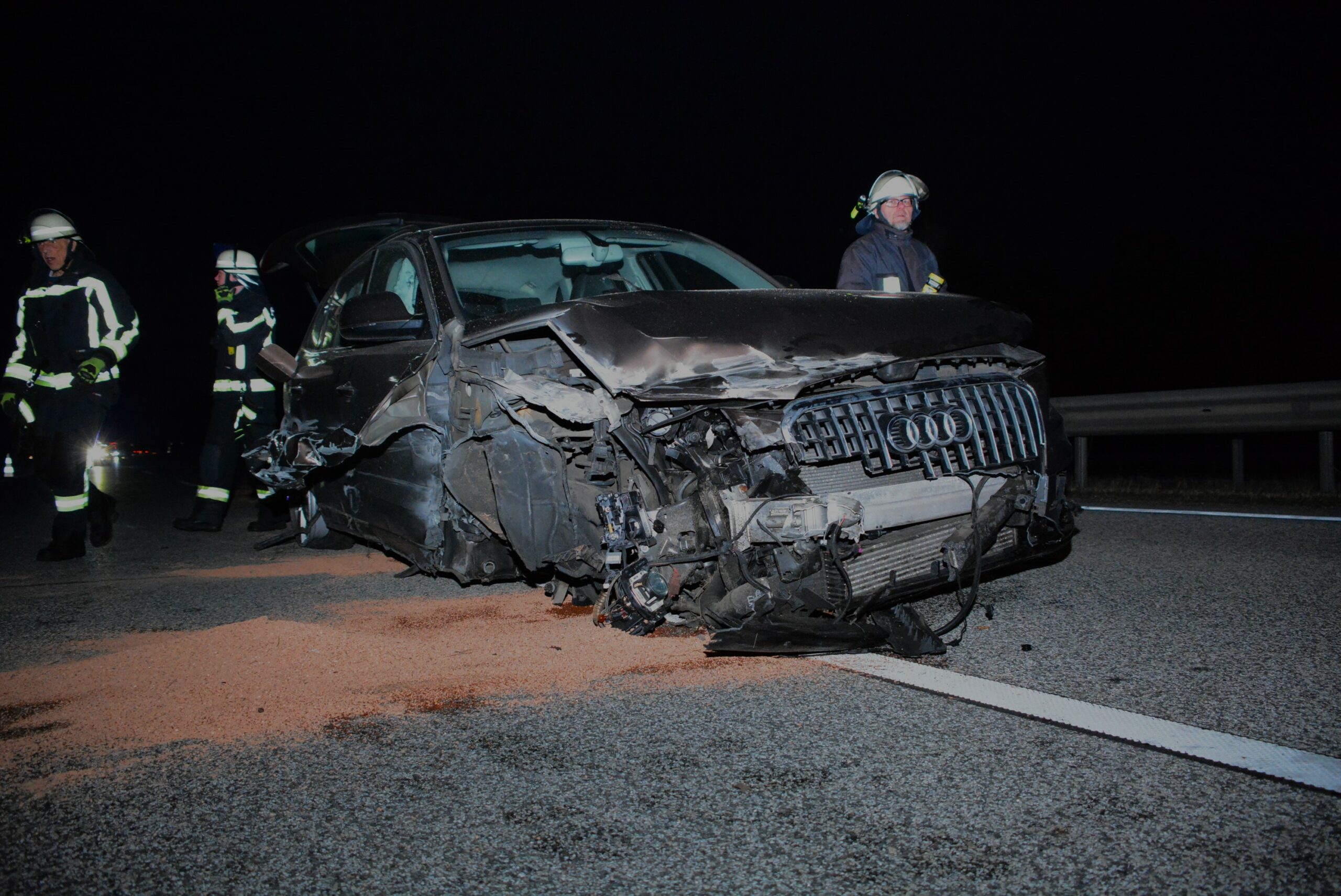 Das Wrack des Audi Q7 auf der Autobahn 24 bei Witzhave.