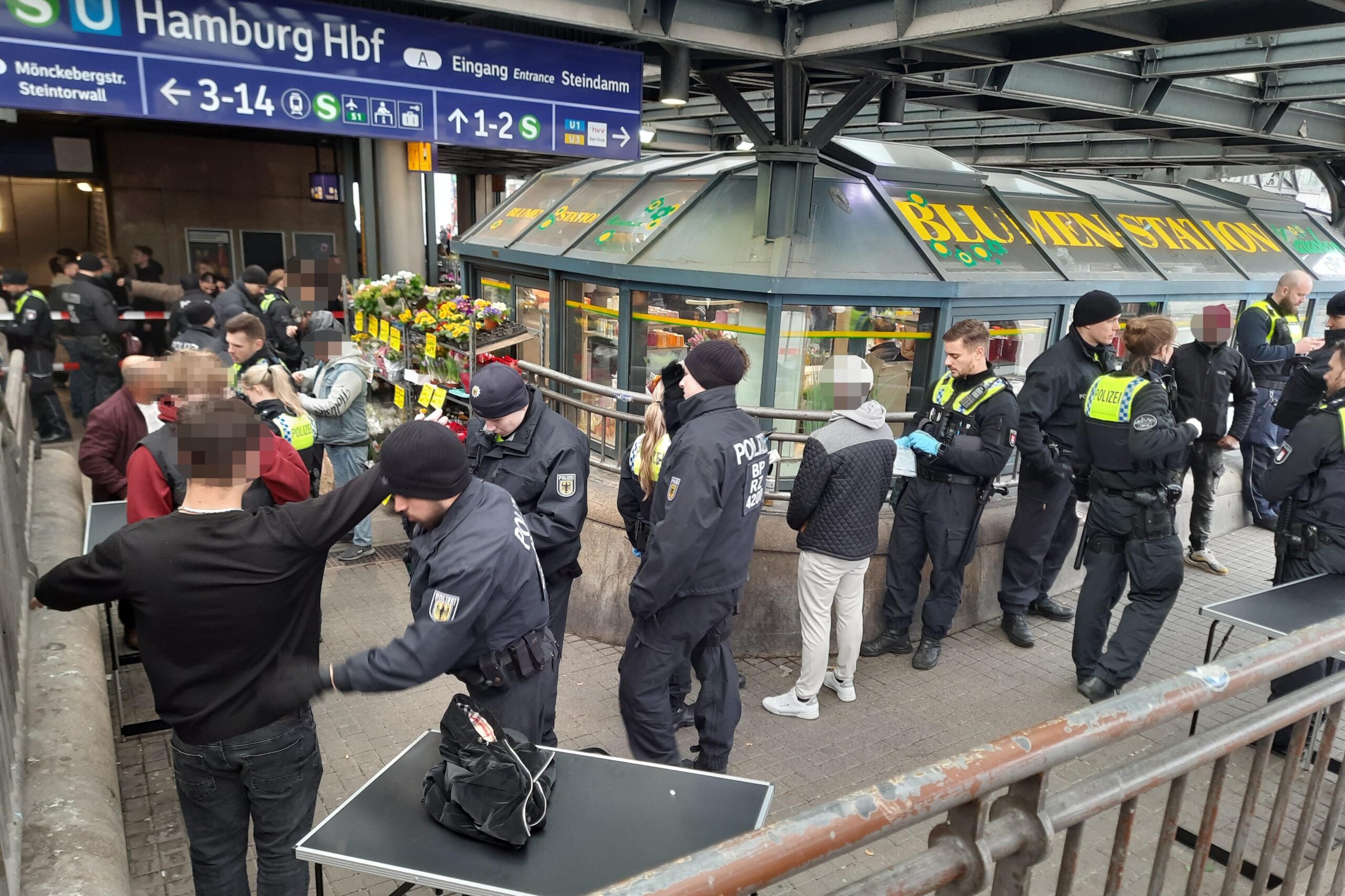 Waffenkontrolle am Hamburger Hauptbahnhof – erneute mehrere Messer sichergestellt.