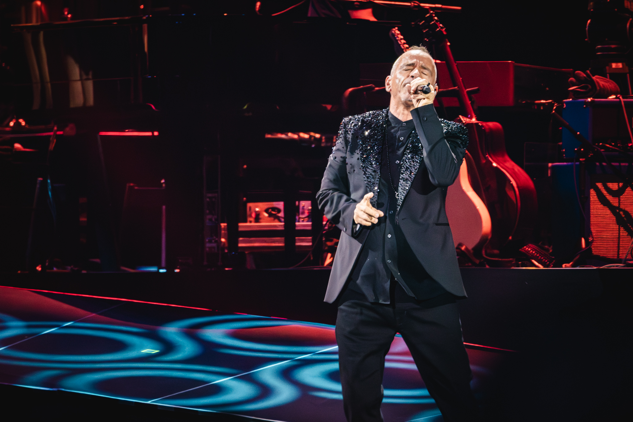 Er braucht nicht viel, um die ausverkaufte Barclays Arena in einen Tanztempel zu verwandeln. Eros Ramazzotti begeistert einmal mehr die Hamburger.