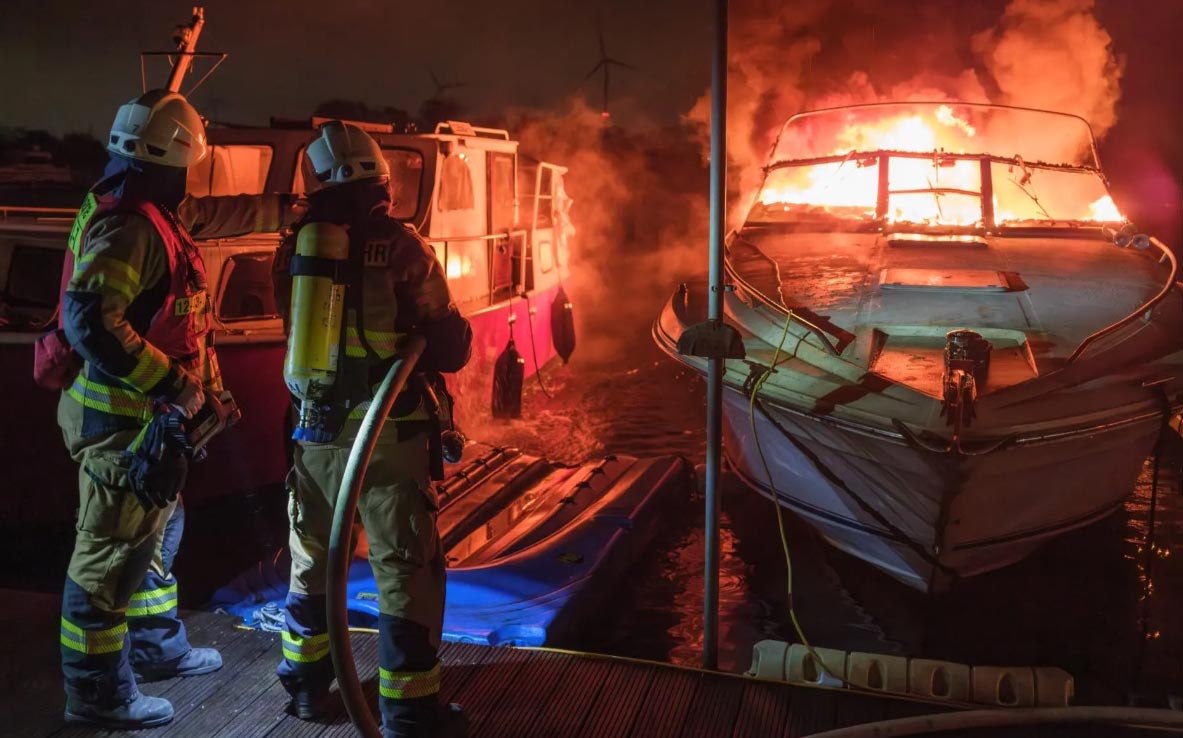 Sportboote im Yachthafen von Weyhe in Flammen – Polizei geht von Brandstiftung aus