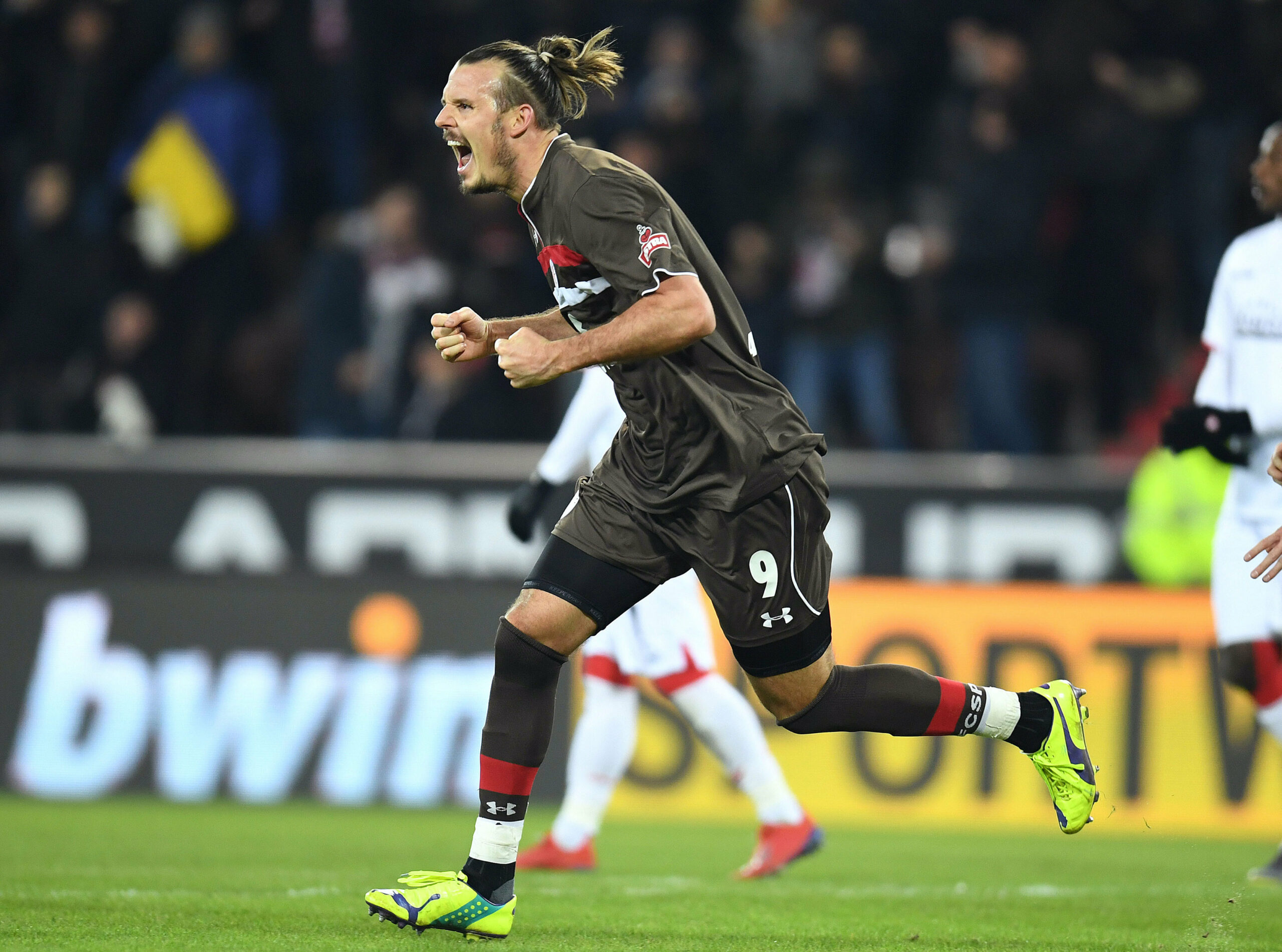 Alex Meier bejubelt ein Tor für den FC St. Pauli
