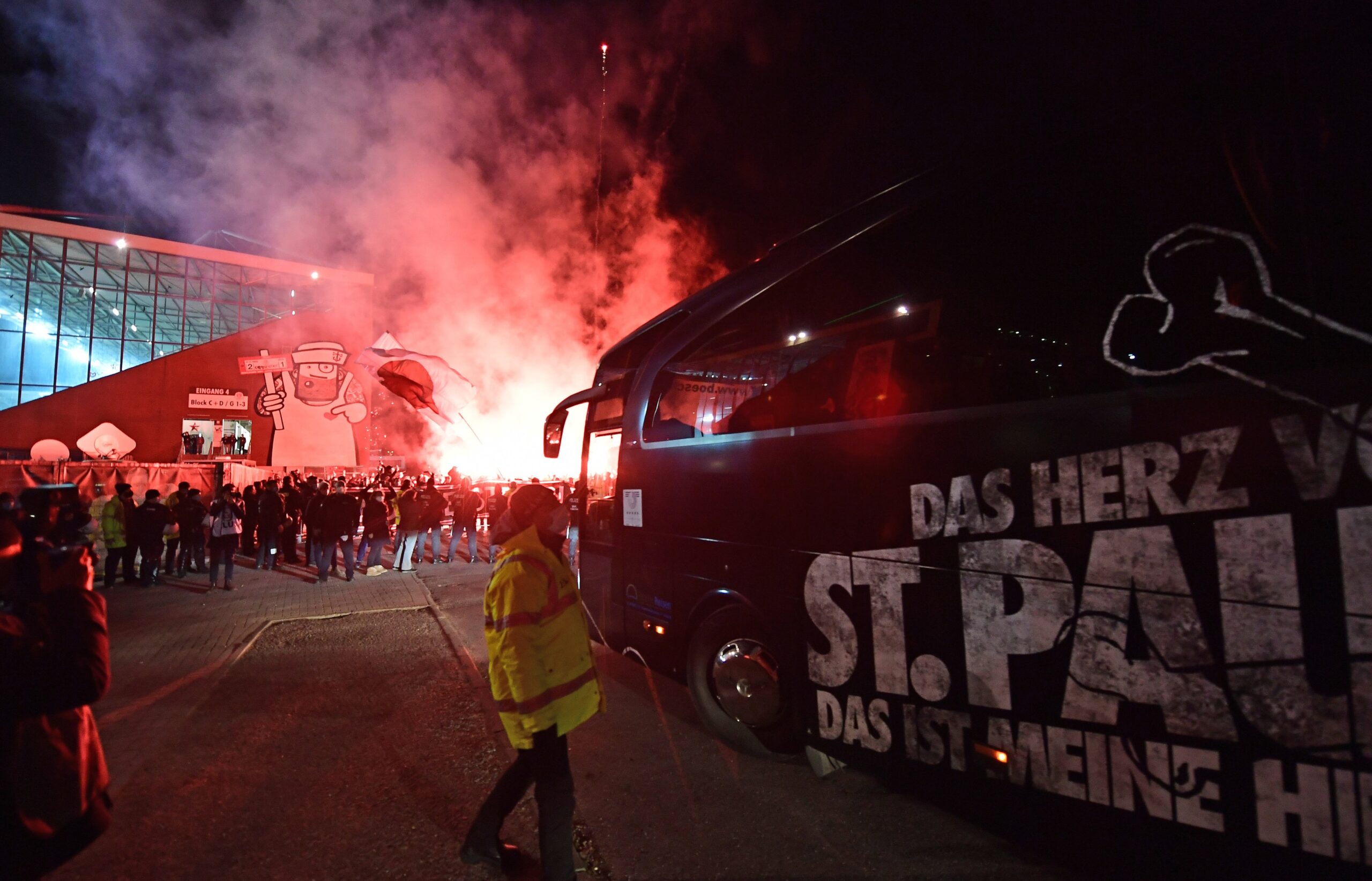 Busempfang am Millerntor vorm Derby 2021