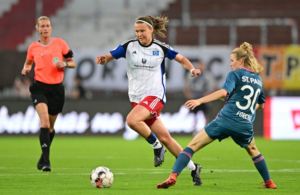Larissa Mühlhaus im HSV-Trikot spielt eine Spielerin des 1. FC St. Pauli aus.