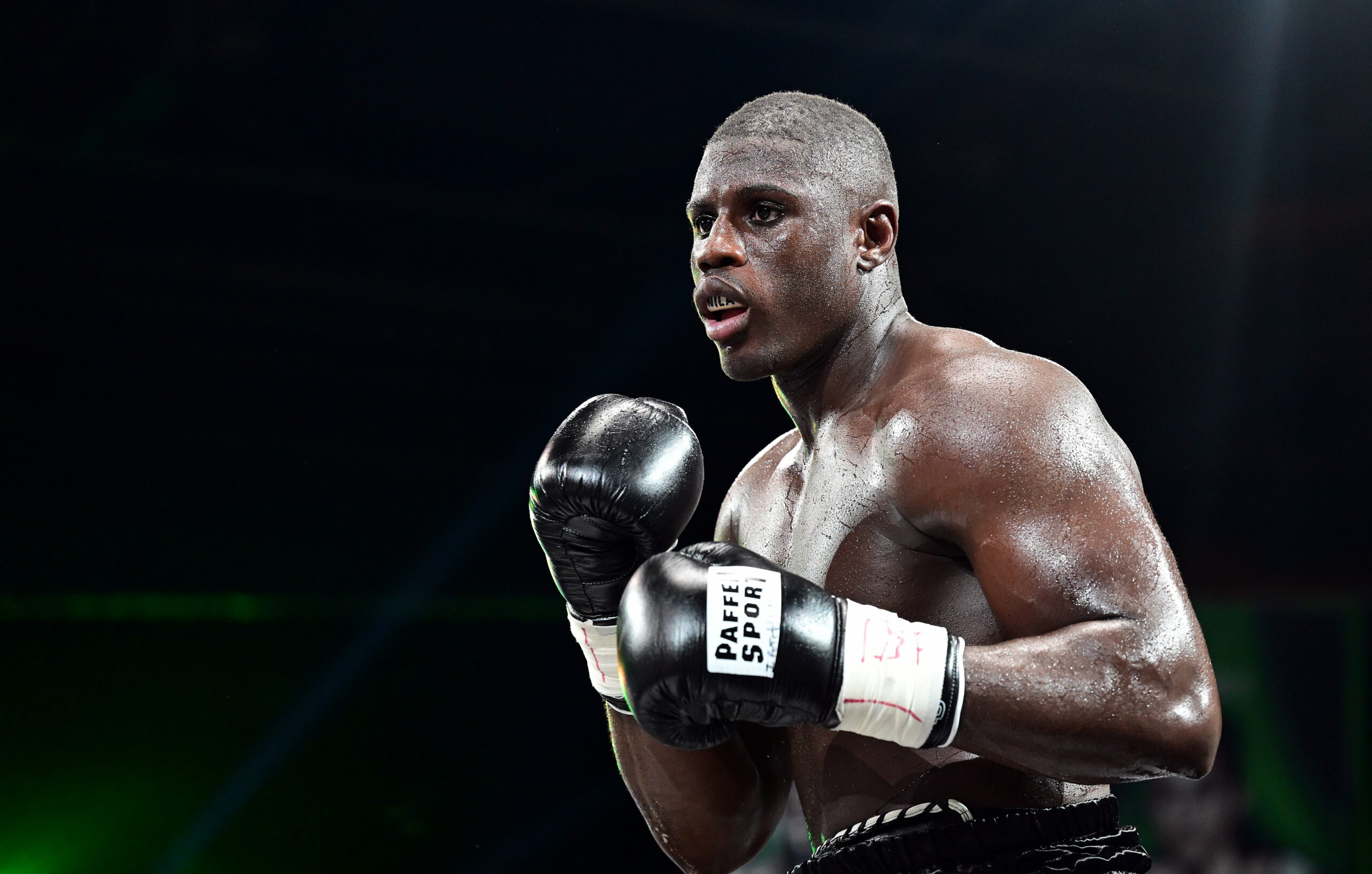 Peter Kadiru boxt bei einem Box-Event in Hamburg