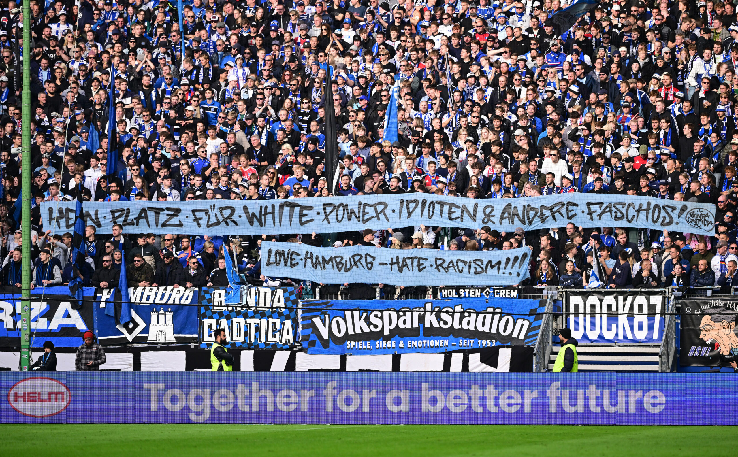 HSV-Fans halten ein Banner gegen Rassismus hoch