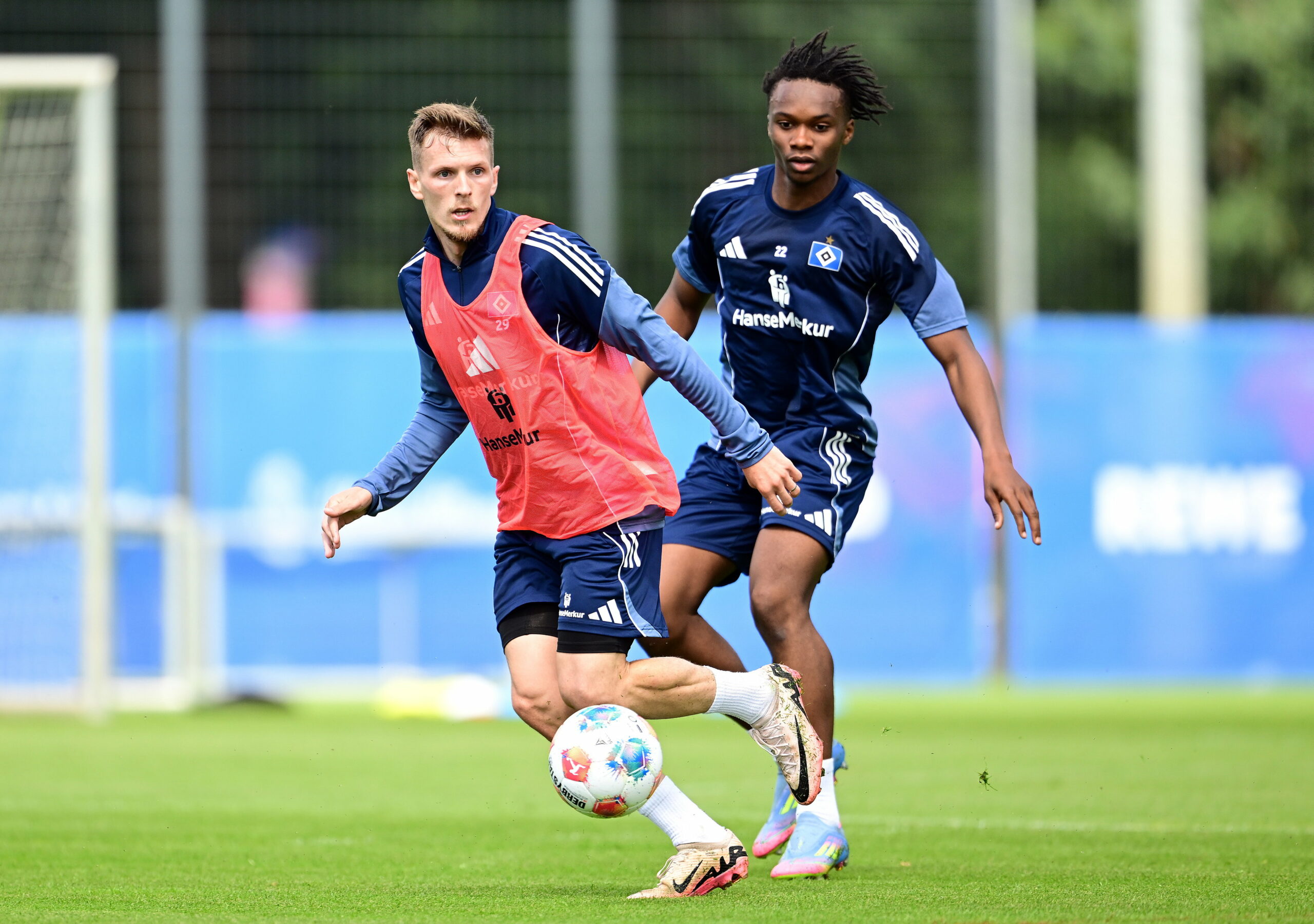 Emir Sahiti und Aboubaka Soumahoro arbeiten auf dem HSV-Trainingsplatz.