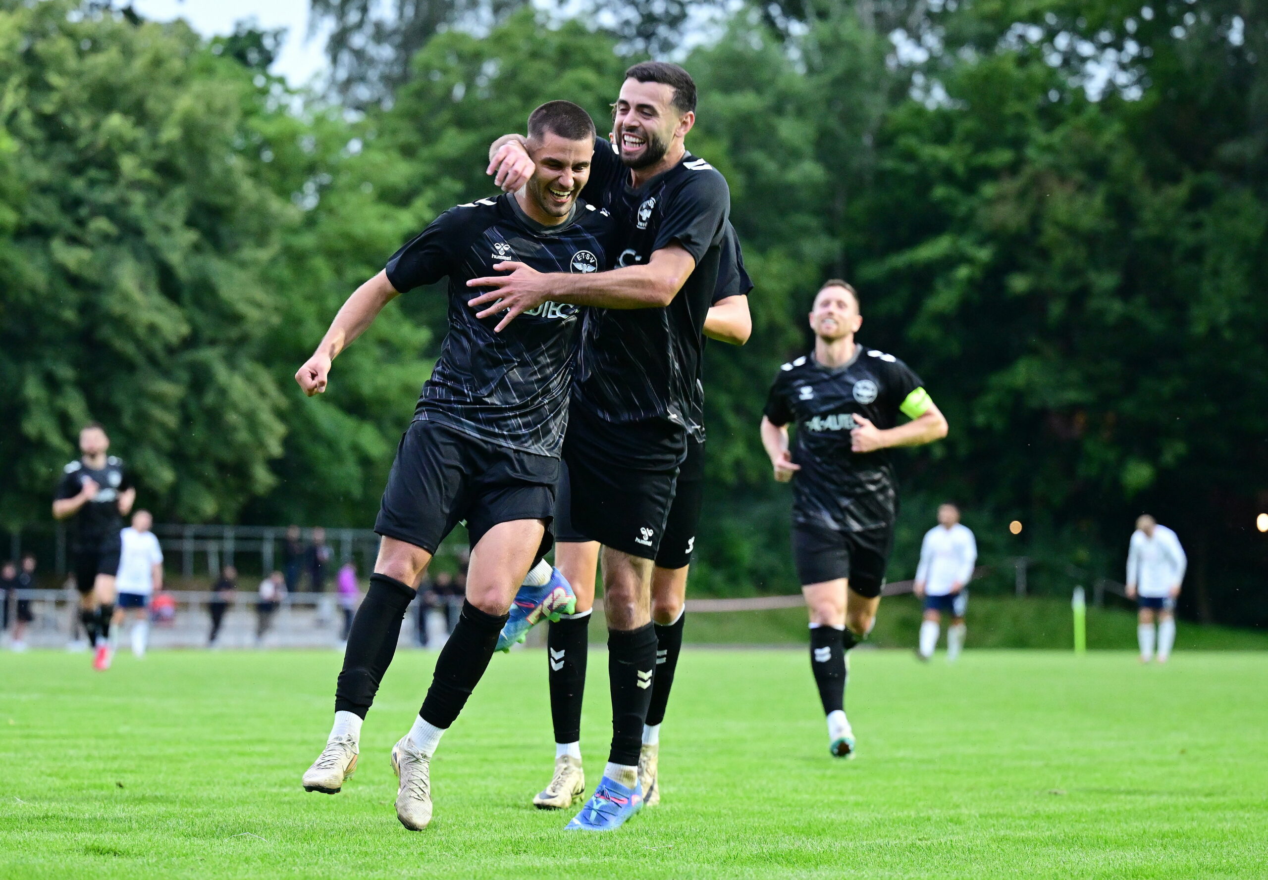 Erolind Krasniqi bejubelt ein Tor für den ETSV in der Oberliga Hamburg