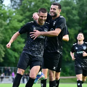 Erolind Krasniqi bejubelt ein Tor für den ETSV in der Oberliga Hamburg