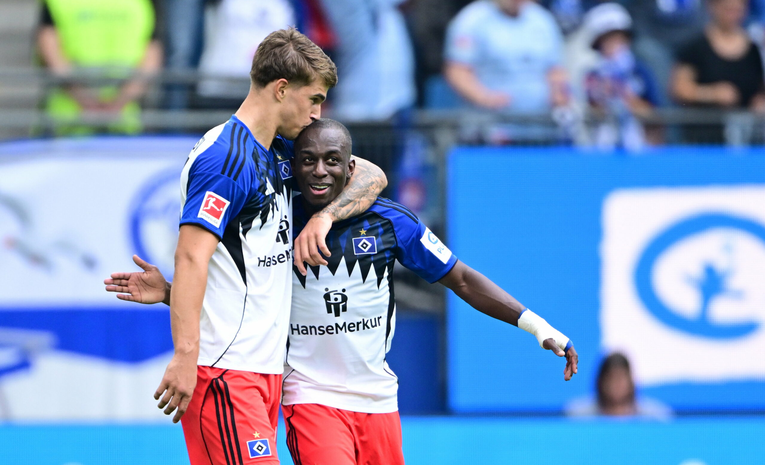 Luka Vuskovic küsst Jean-Luc Dompé beim Torjubel auf den Kopf