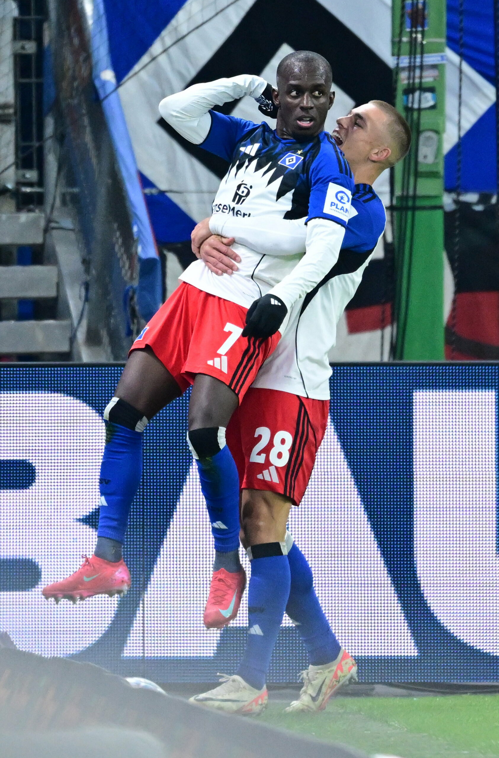 Miro Muheim hebt Jean-Luc Dompé beim Torjubel hoch