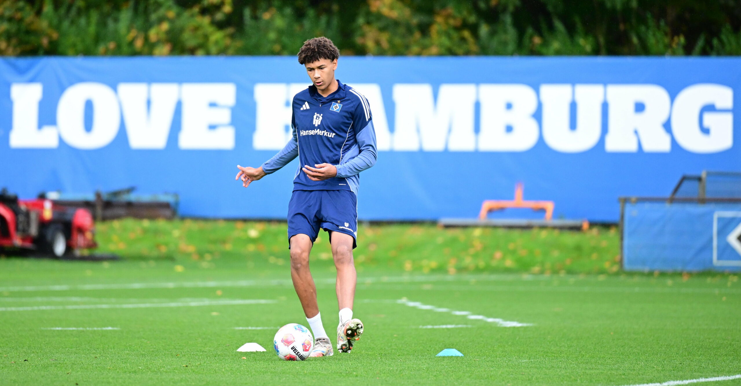 Jason Bissi-Mouelle spielt im Training einen Pass