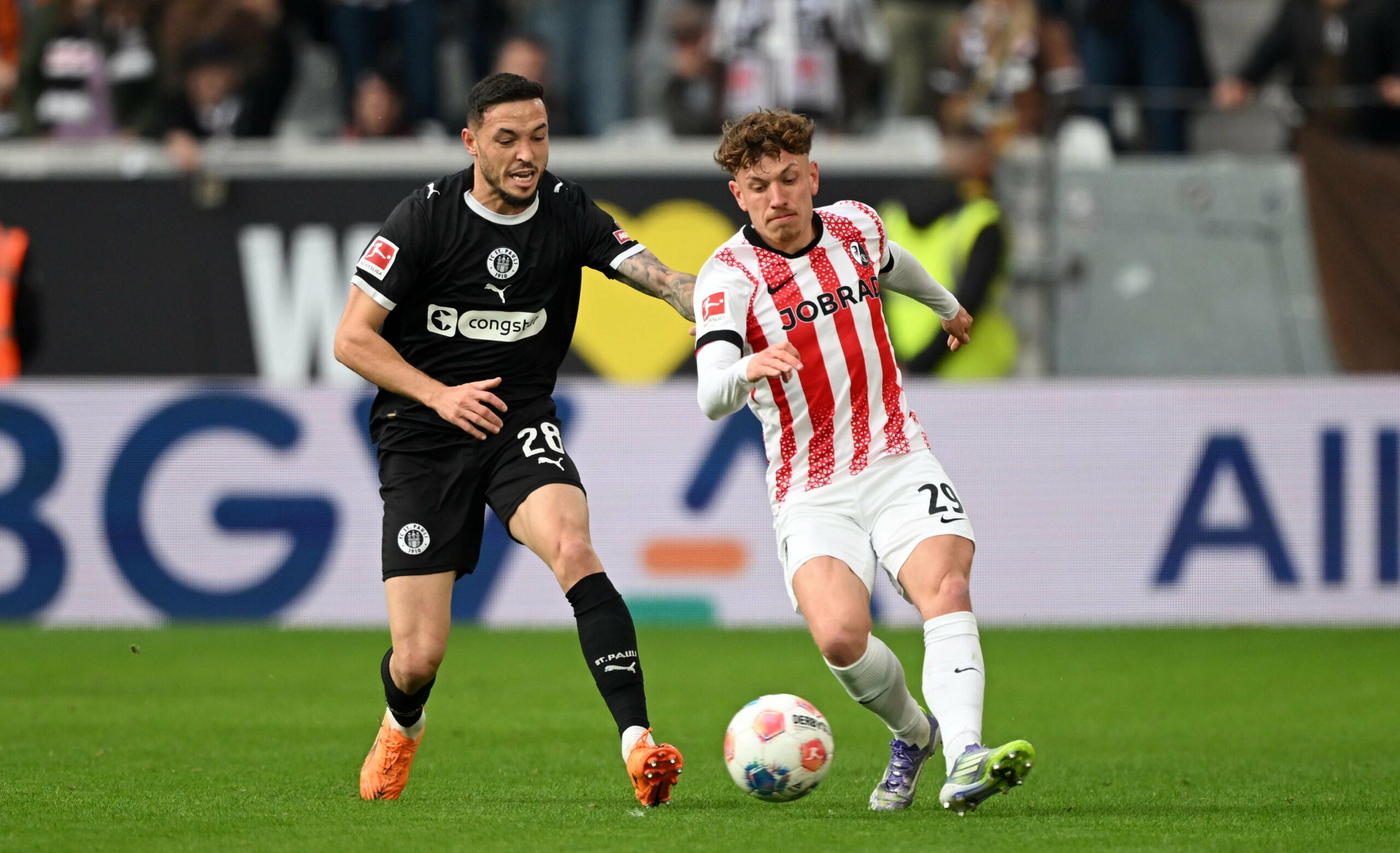 Philipp Treu setzt sich gegen Mathias Pereira Lage durch.