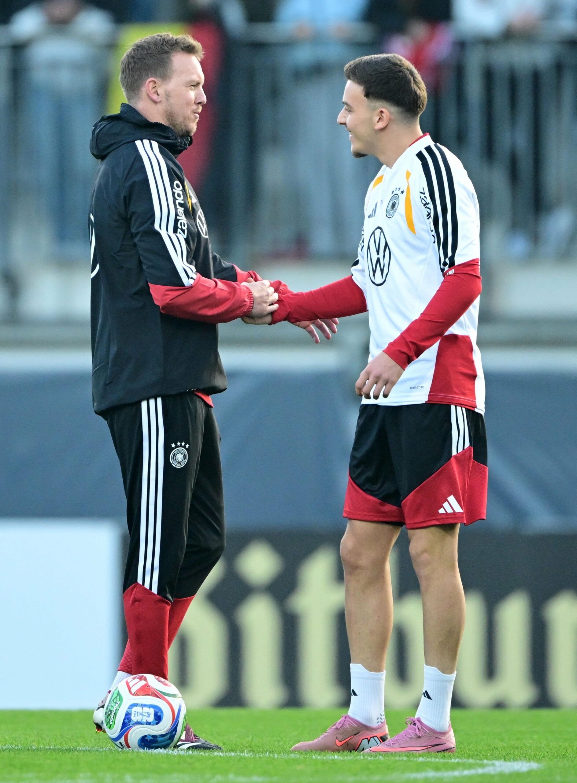 Julian Nagelsmann und Said El Mala klatschen ab.