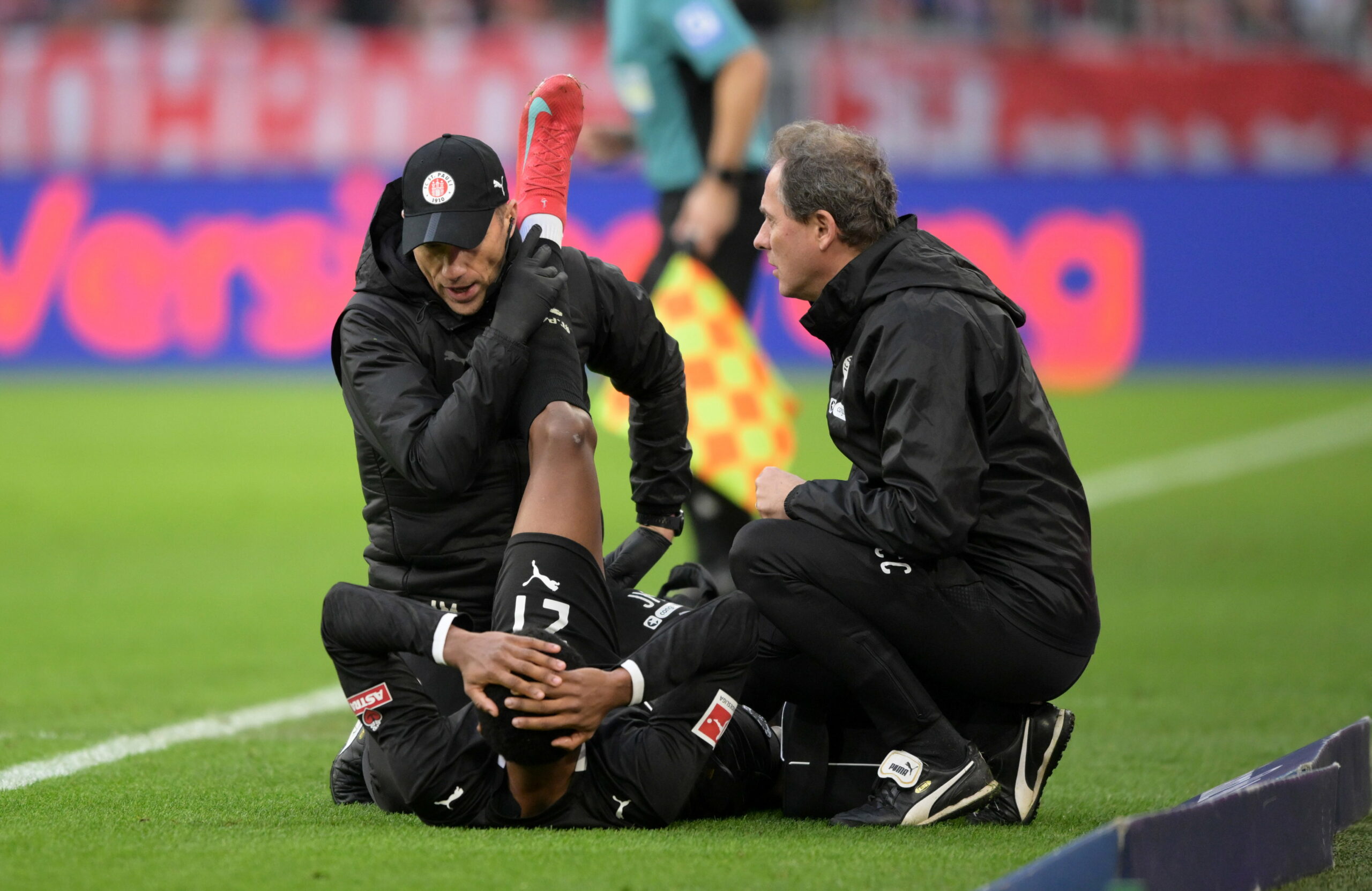 St. Pauli-Profi Andreas Hountondji wird nach seiner Verletzung behandelt
