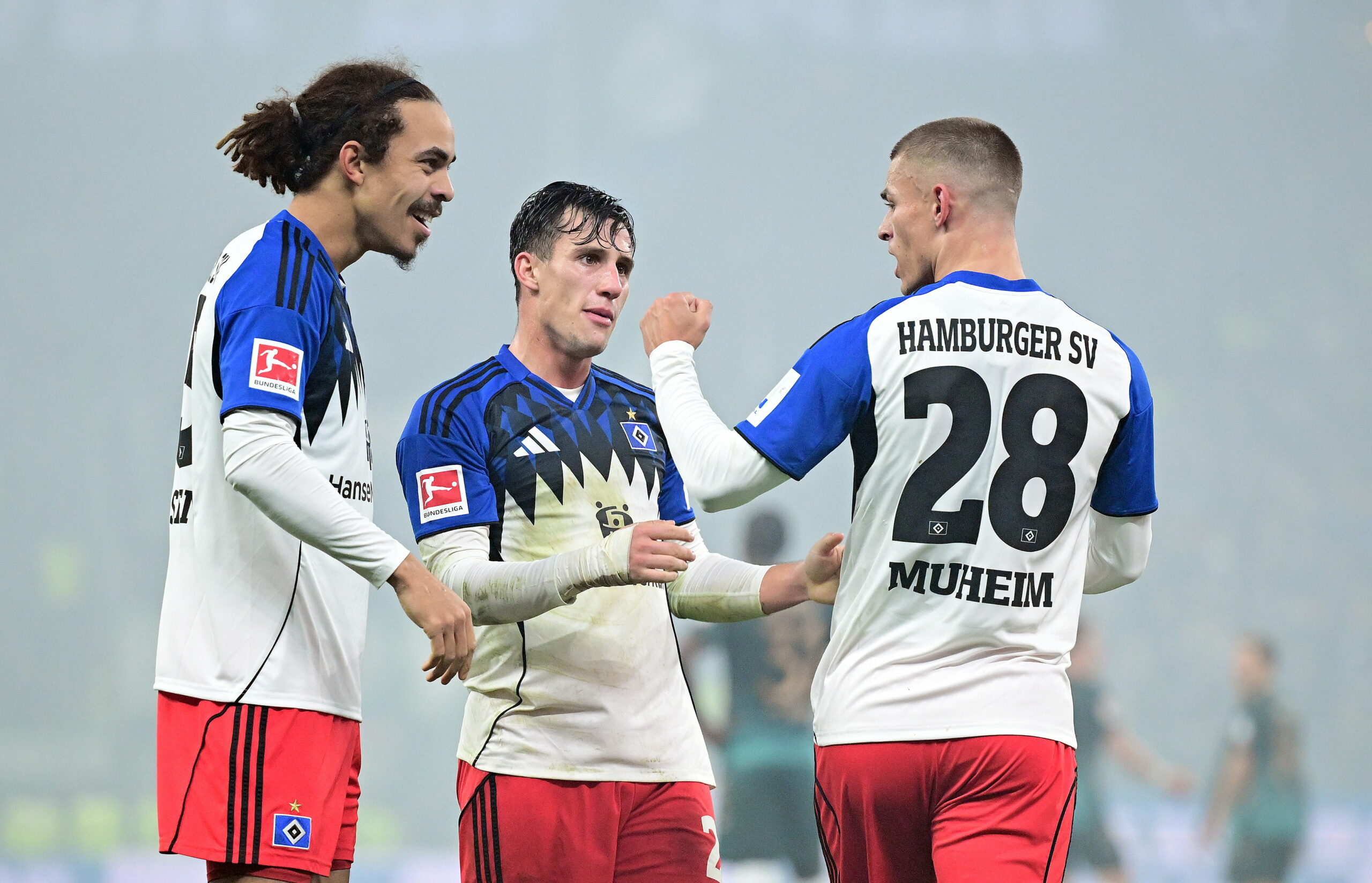 Die HSV-Profis Yussuf Poulsen, Nicolás Capaldo und Miro Muheim (v.l.) besprechen sich während einer Partie.