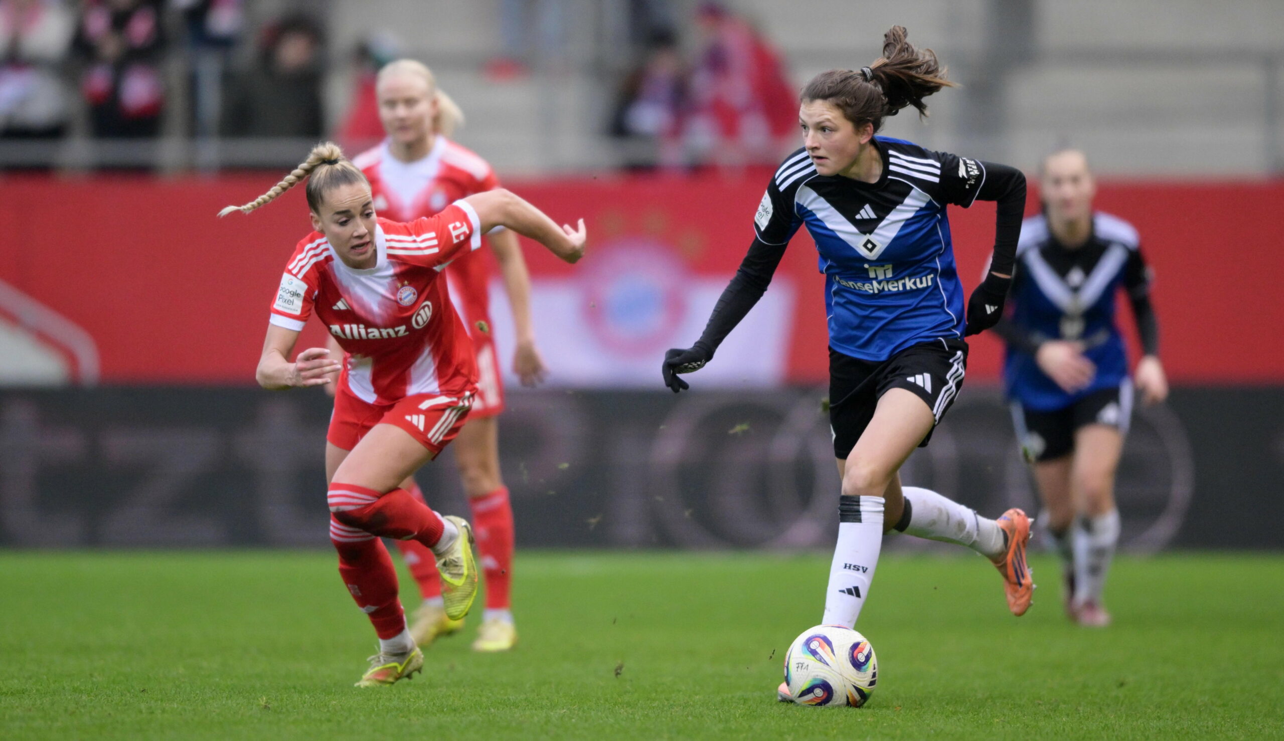 Bayern-Profi Giulia Gwinn im Zweikampf mit Lotta Wrede vom HSV