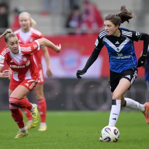 Bayern-Profi Giulia Gwinn im Zweikampf mit Lotta Wrede vom HSV