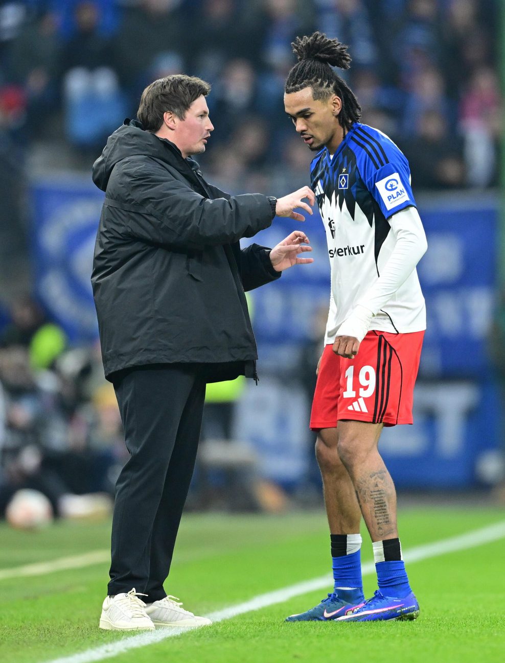 HSV-Trainer Merlin Polzin im Gespräch mit Damion Downs bei einem Spiel