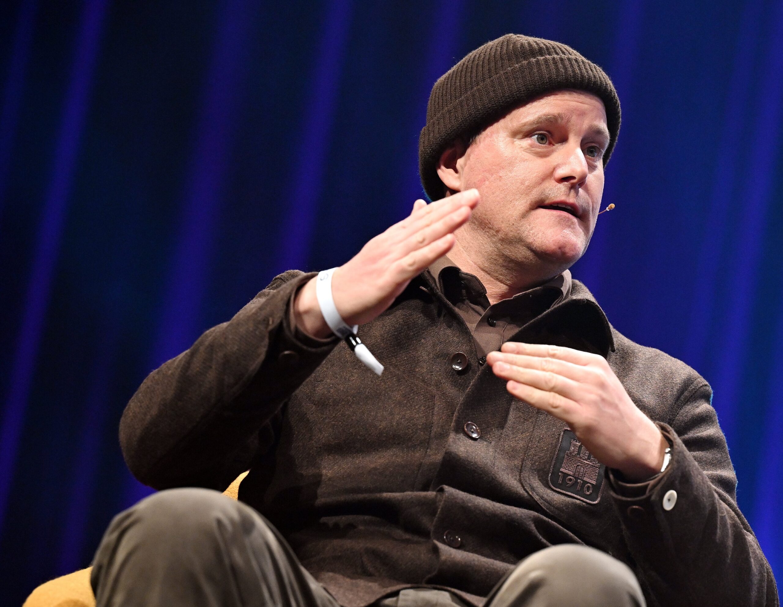 Oke Göttlich gestikuliert