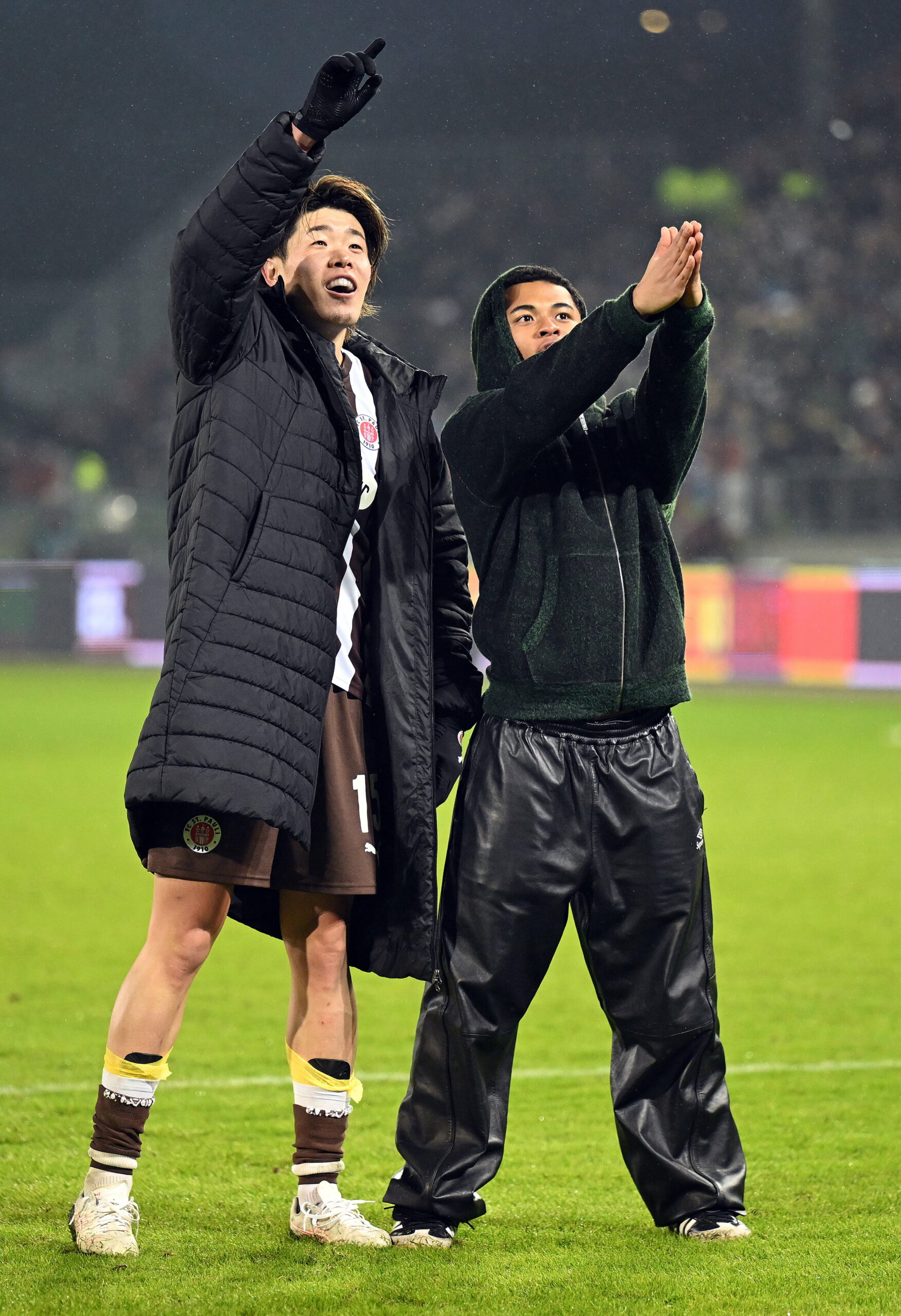 Joel Chima Fujita und Tomoya Ando bejubeln einen St. Pauli-Sieg