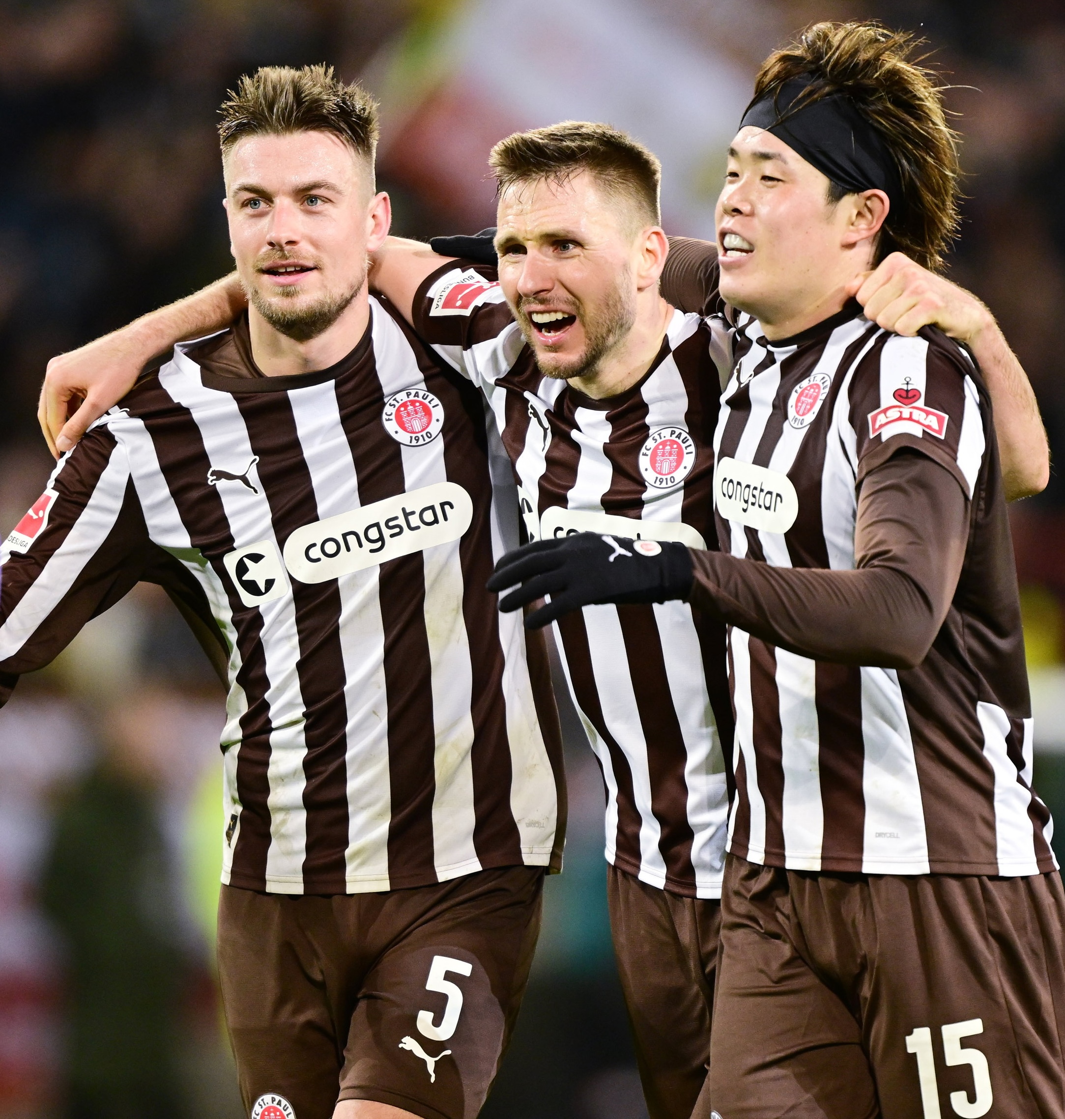 Hauke Wahl, Karol Mets und Tomoya Ando nach einem Sieg