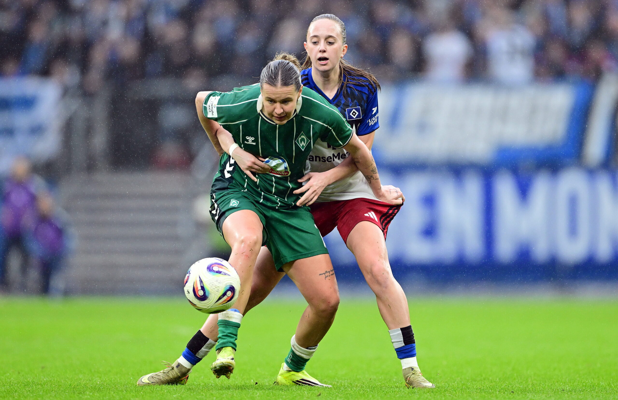 Bremens Larissa Mühlhaus kämpft mit Victoria Schulz vom HSV um den Ball