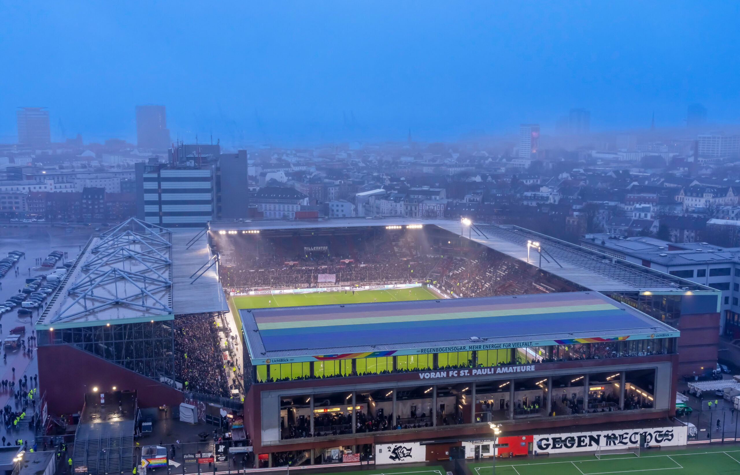Millerntor-Stadion des FC St. Pauli in der Dämmerung