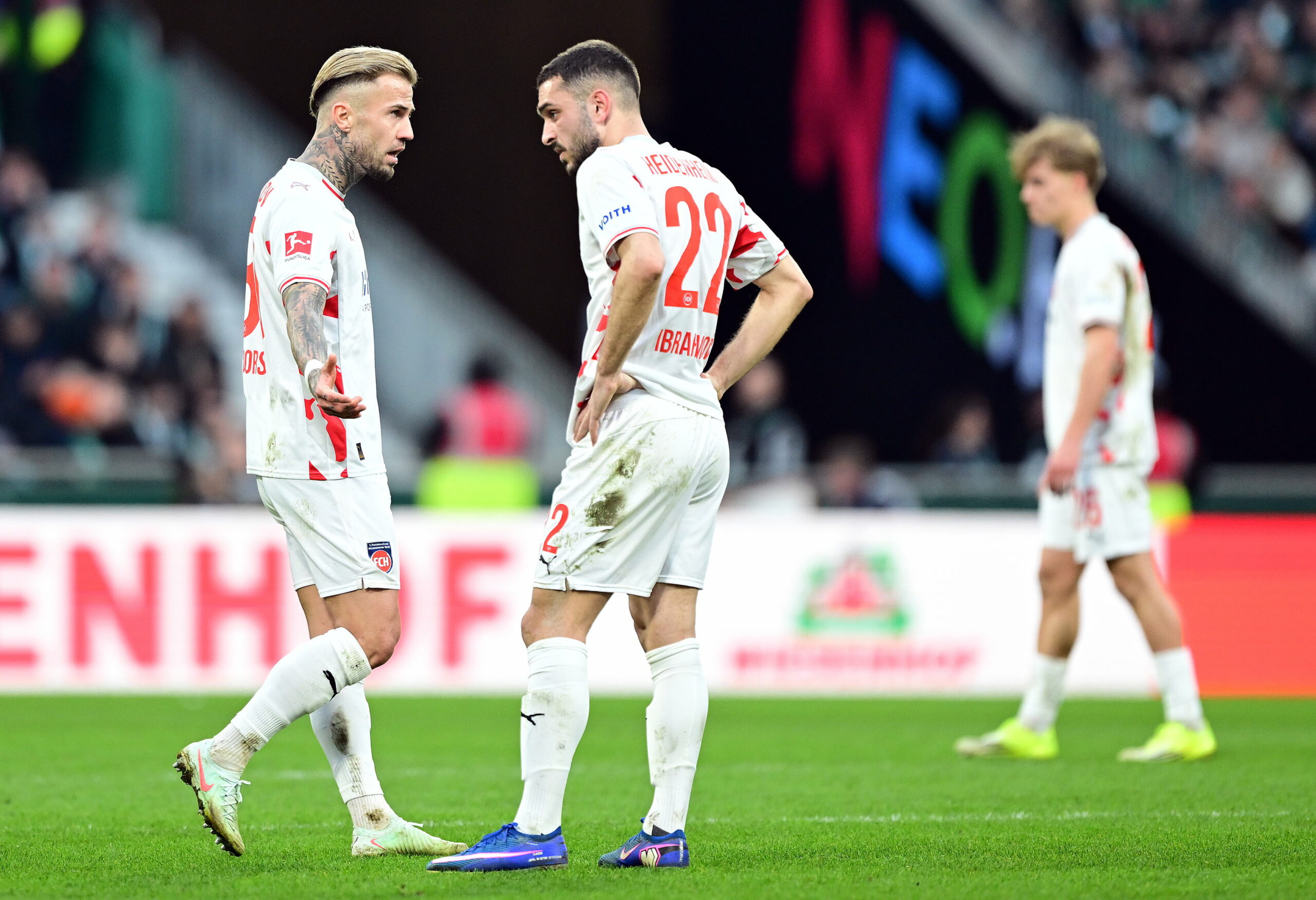 Niklas Dorsch und Arijon Ibrahimovic vom 1. FC Heidenheim sind enttäuscht