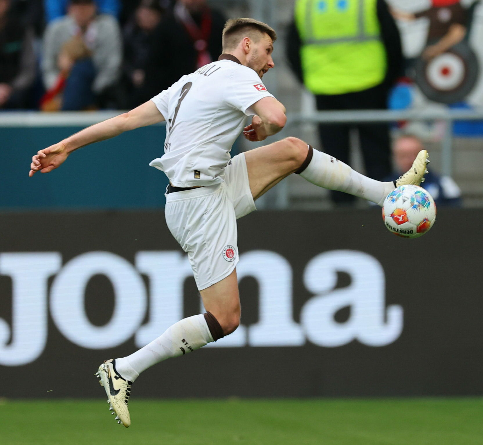 St. Pauli-Verteidiger Karol Mets am Ball