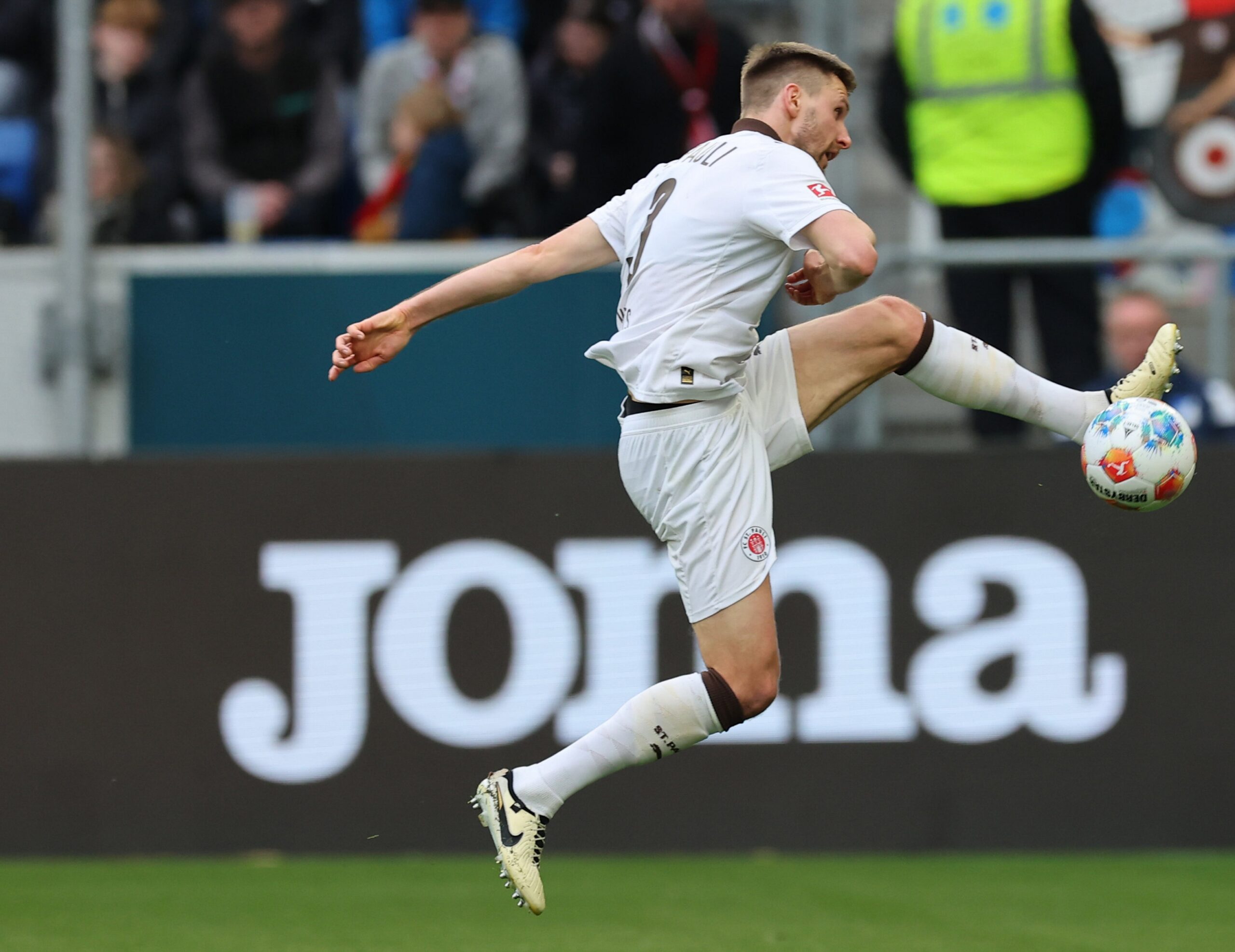 St. Pauli-Profi Karol Mets beim Spiel in Hoffenheim