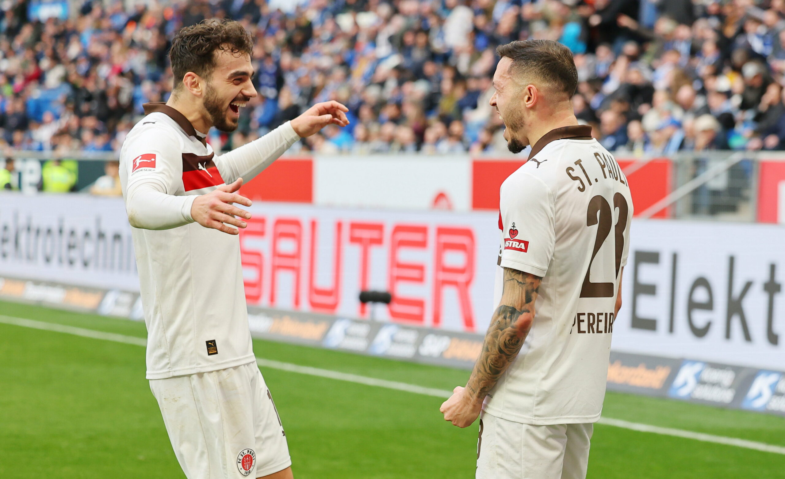 Danel Sinani und Mathias Pereira Lage bejubeln ein Tor für den FC St. Pauli