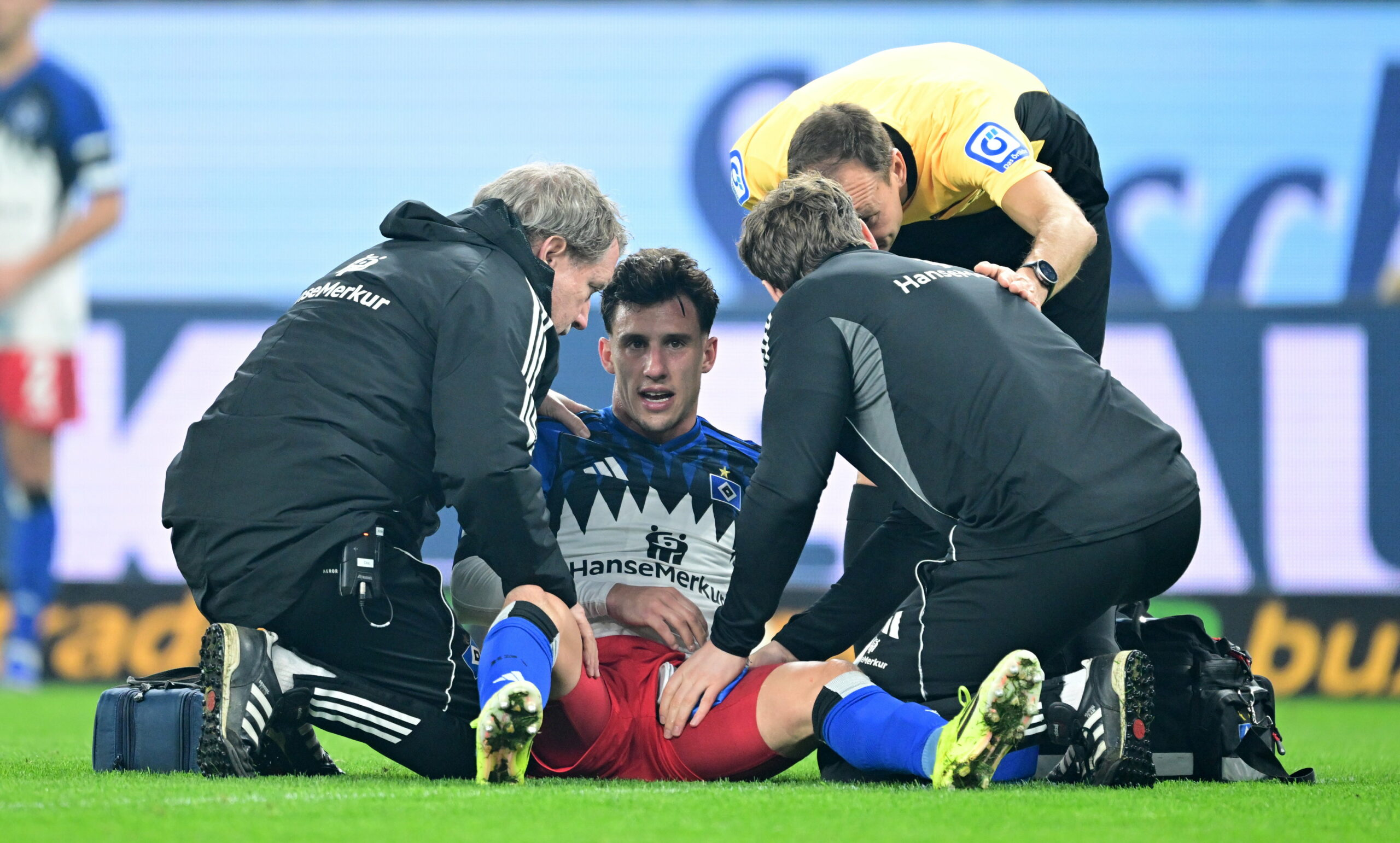 Nicolás Capaldo wurde auf dem Spielfeld von den HSV-Ärzten behandelt – und musste danach raus.