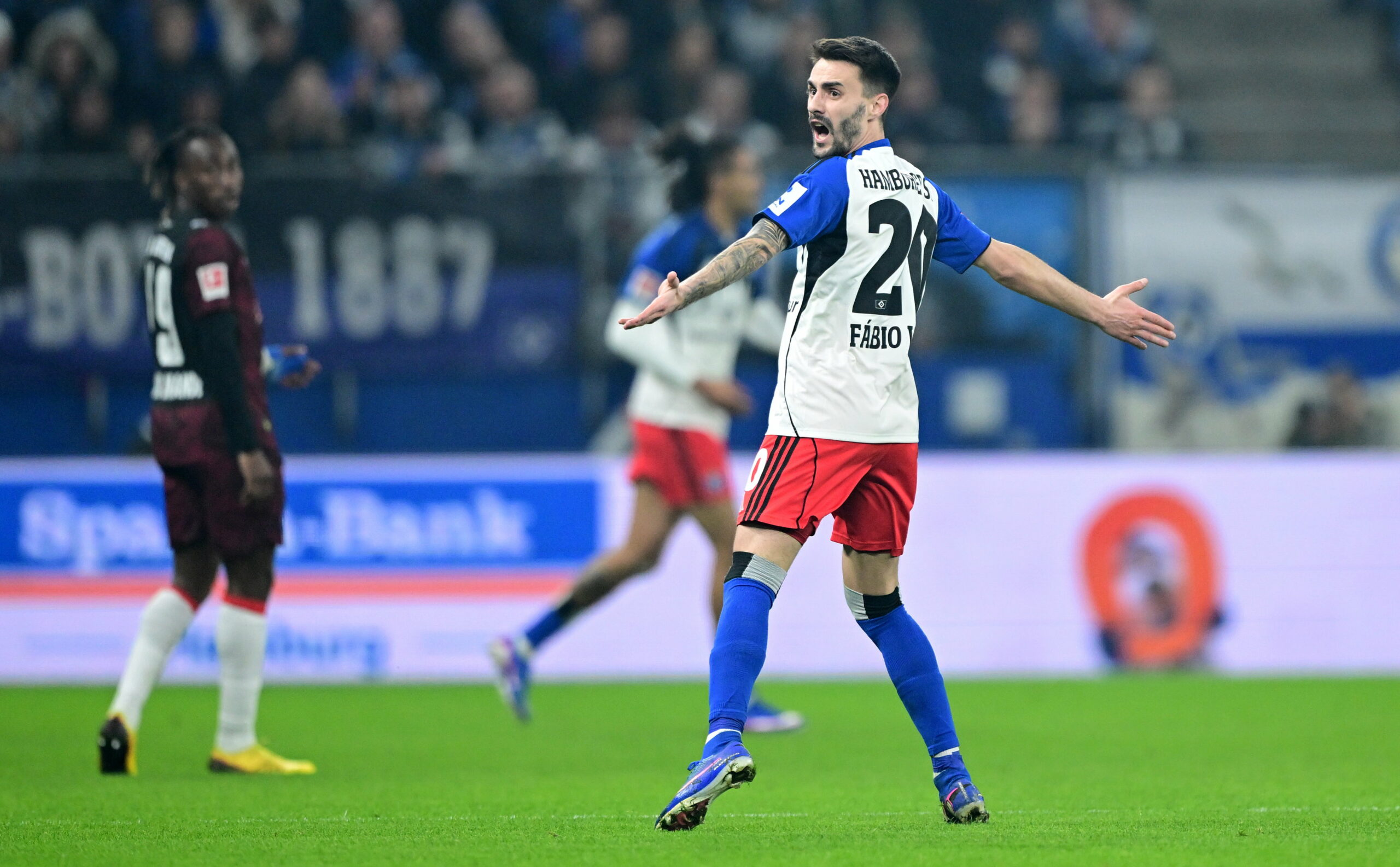 Fábio Vieira gestikuliert auf dem Spielfeld