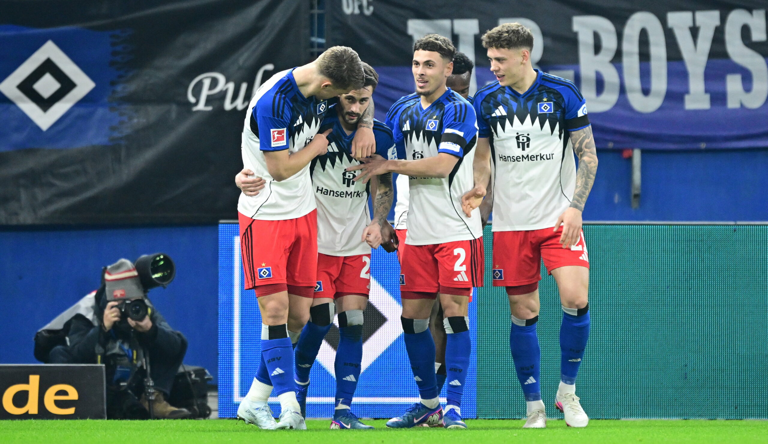 Luka Vuskovic, Fábio Vieira, William Mikelbrencis und Nicolai Remberg jubeln Arm in Arm