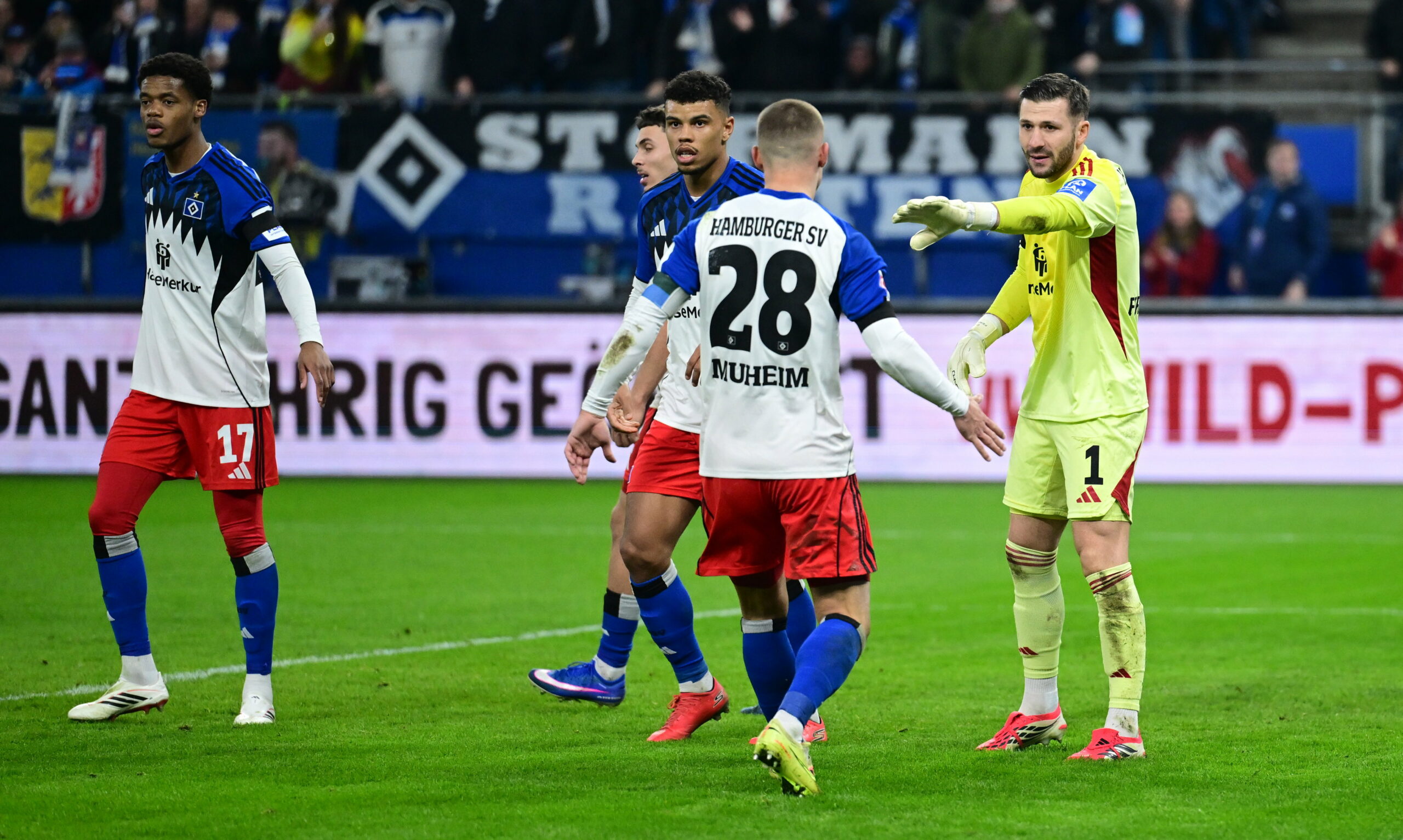 Daniel Heuer Fernandes klatscht mit Miro Muheim ab.