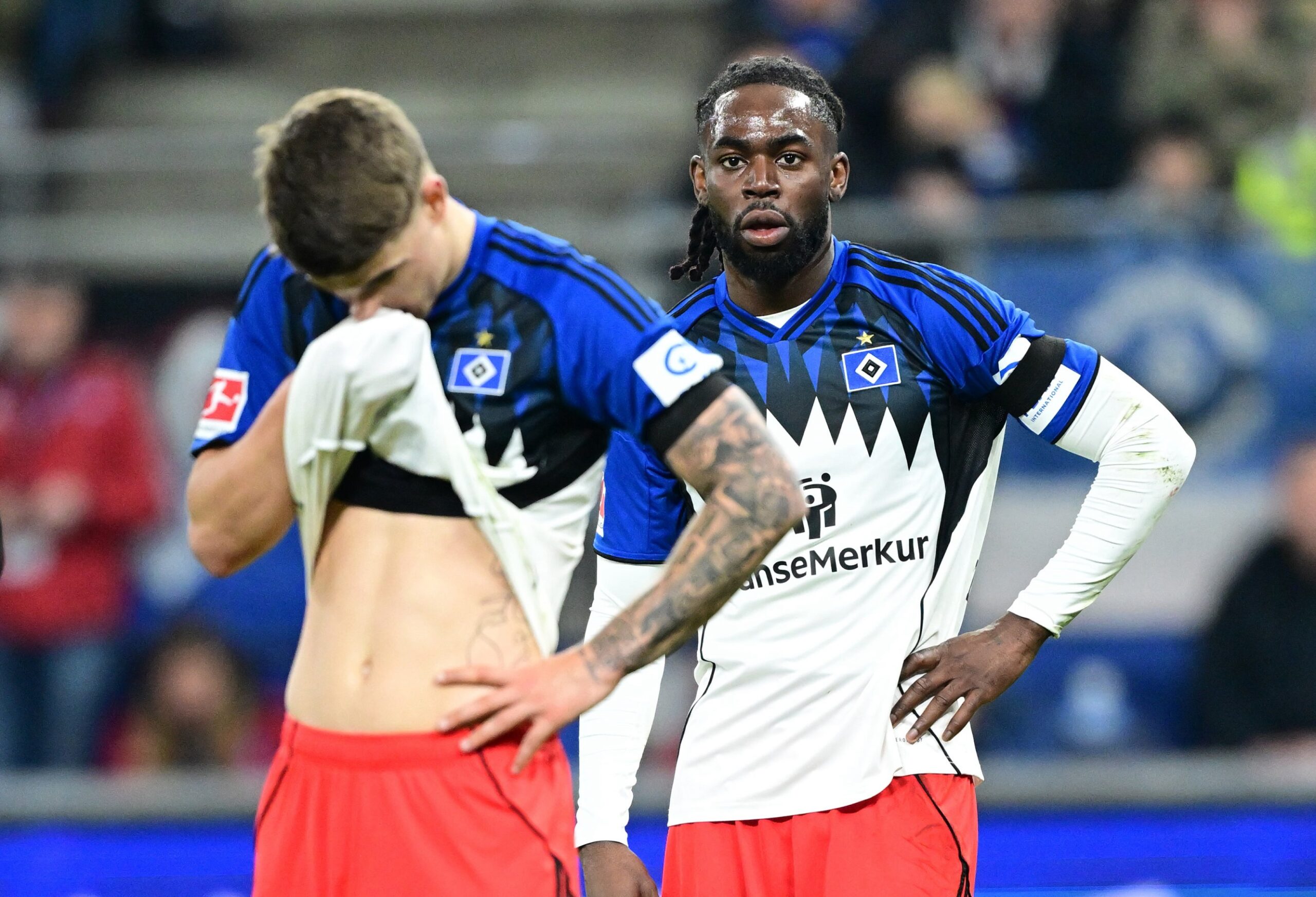 Luka Vuskovic und Jordan Torunarigha sind enttäuscht: Der HSV verliert sein Heimspiel gegen Leipzig.