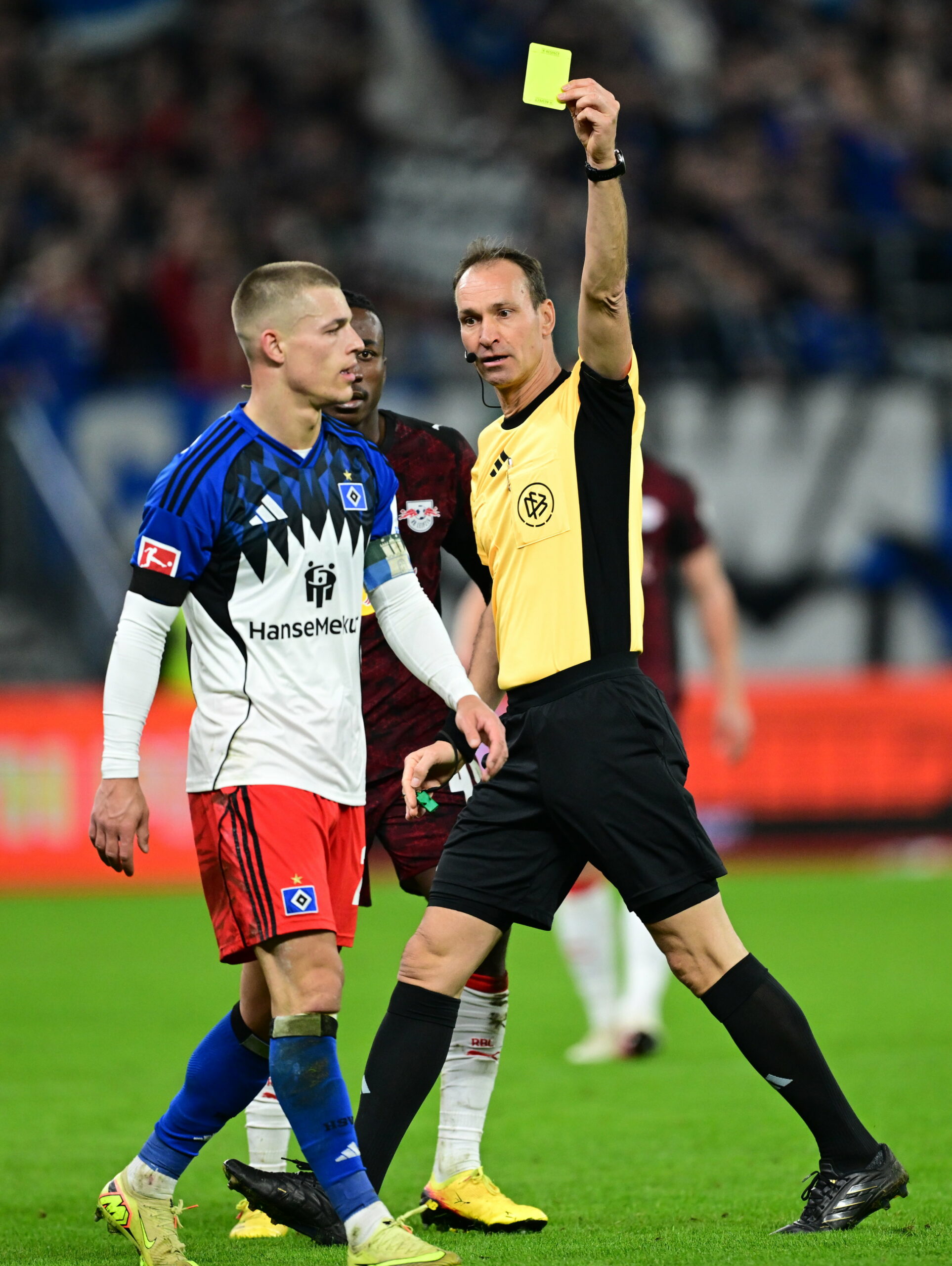 Schiedsrichter Bastian Dankert zeigt Miro Muheim die Gelbe Karte.