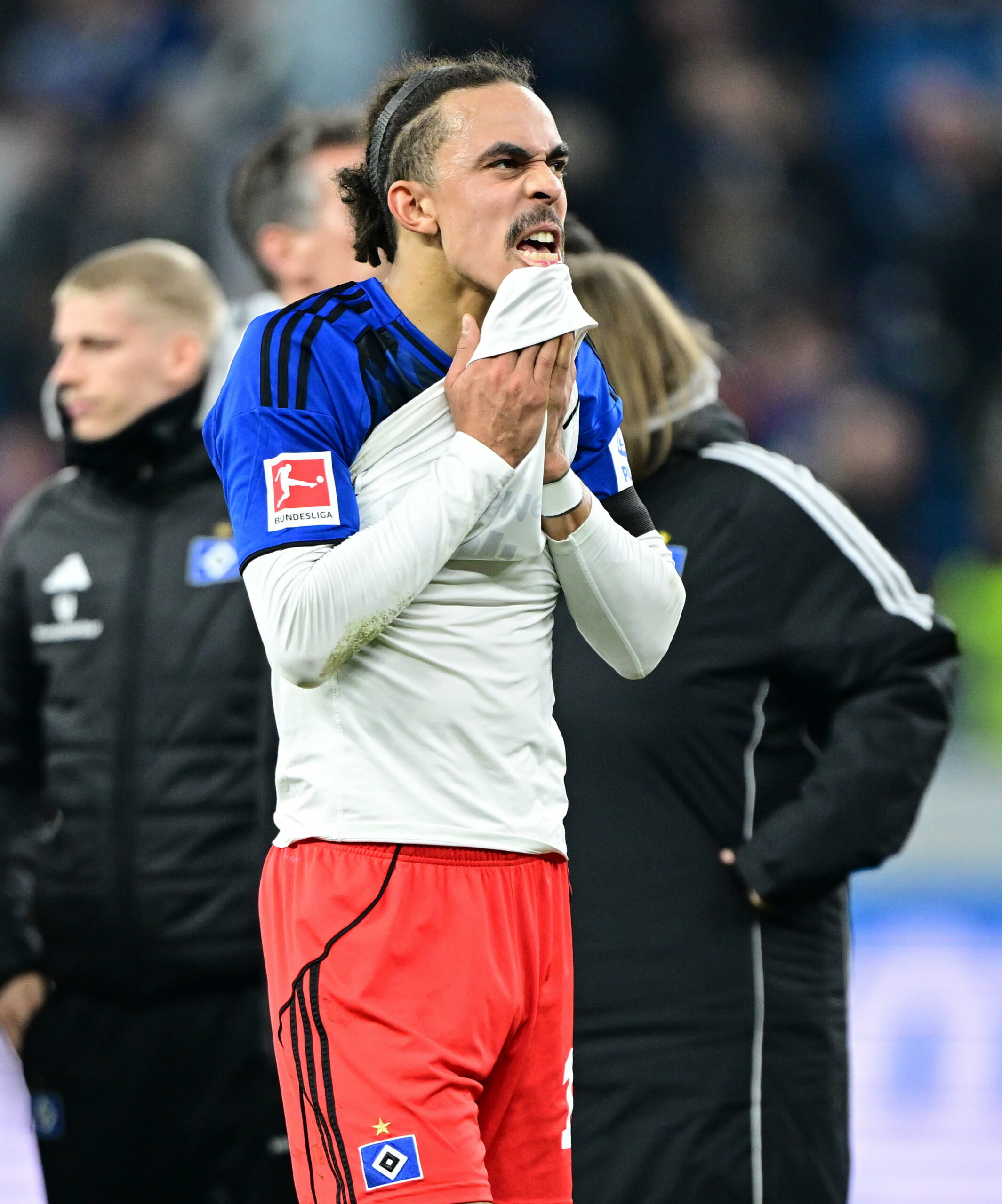 Yussuf Poulsen zieht frustriert sein Trikot über das Gesicht