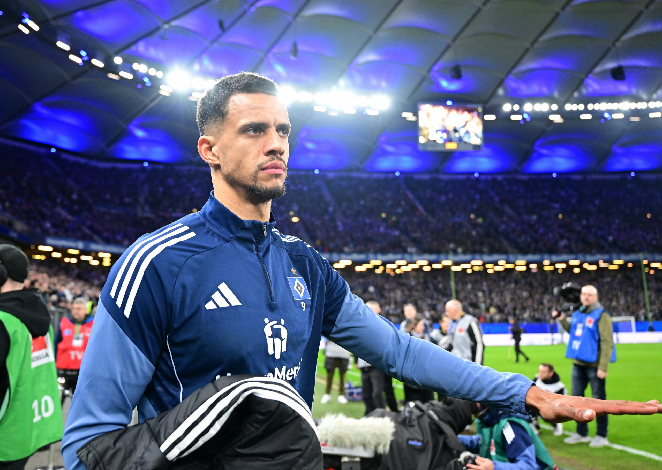 Robert Glatzel betritt als Einwechselspieler das Volksparkstadion.