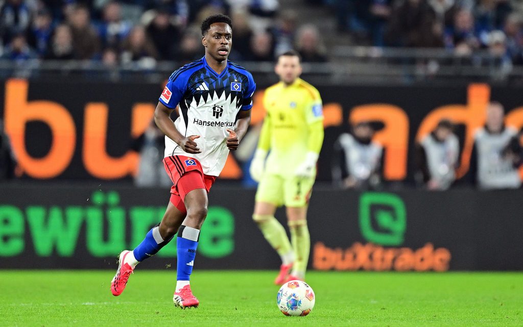 Albert Sambi Lokonga mit dem Ball am Fuß